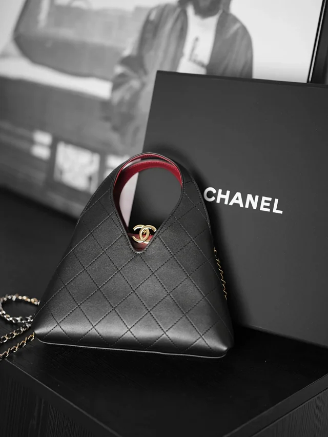 Item ID 9100 CHANE126A Premium Handcraft Workshop  Imported Plain Weave Calfskin  Magnetic Gold Label Dual C Logo  Diamond-Patterned Leather Chain Calfskin, Gold-Striped Metal, Single Shoulder Bag