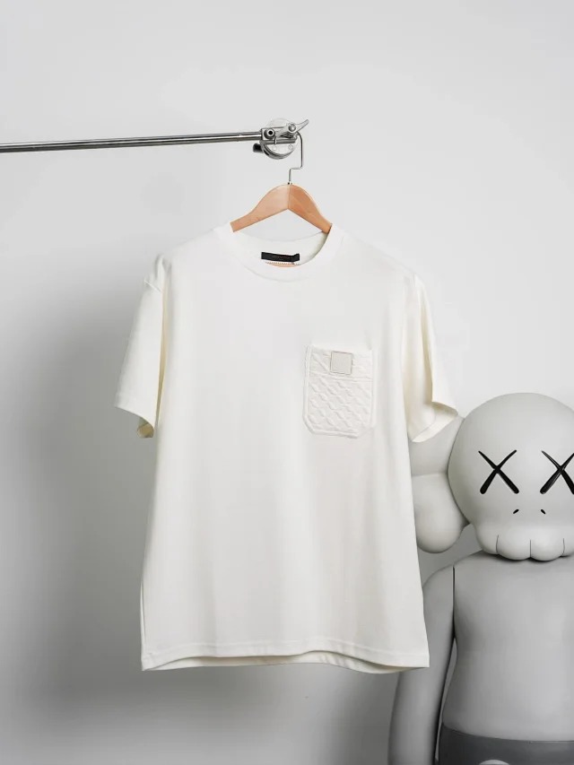 Item ID 9044 1V FW25 chest pocket design with genuine leather chest logo and dyed yarn short sleeved T-shirt for men