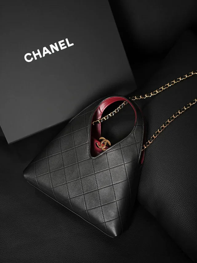 Item ID 9100 CHANE126A Premium Handcraft Workshop  Imported Plain Weave Calfskin  Magnetic Gold Label Dual C Logo  Diamond-Patterned Leather Chain Calfskin, Gold-Striped Metal, Single Shoulder Bag