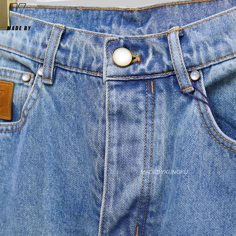 1V Leather Label Pocket Embroidered Jeans