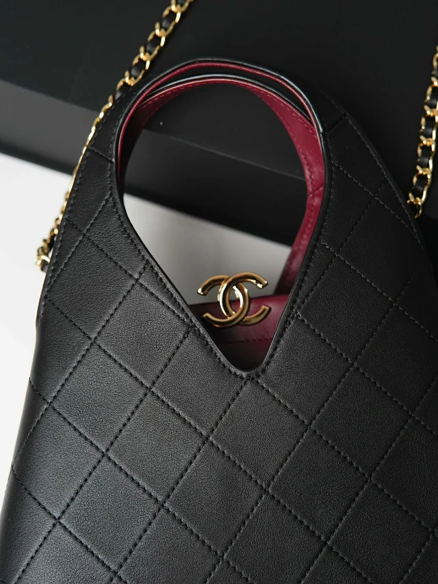 Item ID 9100 CHANE126A Premium Handcraft Workshop  Imported Plain Weave Calfskin  Magnetic Gold Label Dual C Logo  Diamond-Patterned Leather Chain Calfskin, Gold-Striped Metal, Single Shoulder Bag