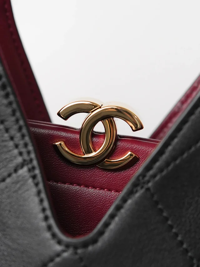 Item ID 9100 CHANE126A Premium Handcraft Workshop  Imported Plain Weave Calfskin  Magnetic Gold Label Dual C Logo  Diamond-Patterned Leather Chain Calfskin, Gold-Striped Metal, Single Shoulder Bag