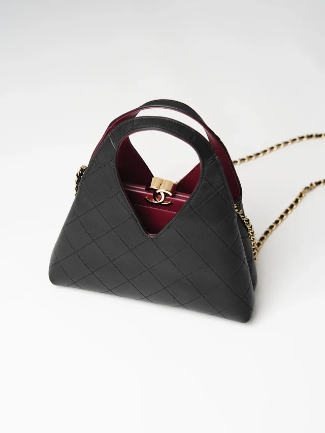 Item ID 9100 CHANE126A Premium Handcraft Workshop  Imported Plain Weave Calfskin  Magnetic Gold Label Dual C Logo  Diamond-Patterned Leather Chain Calfskin, Gold-Striped Metal, Single Shoulder Bag