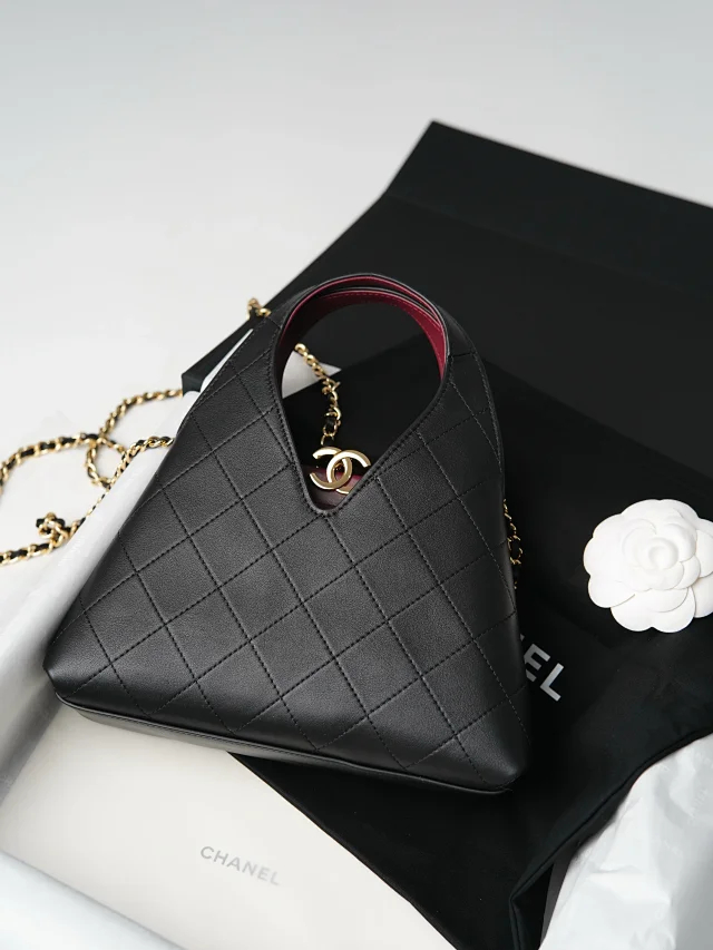 Item ID 9100 CHANE126A Premium Handcraft Workshop  Imported Plain Weave Calfskin  Magnetic Gold Label Dual C Logo  Diamond-Patterned Leather Chain Calfskin, Gold-Striped Metal, Single Shoulder Bag