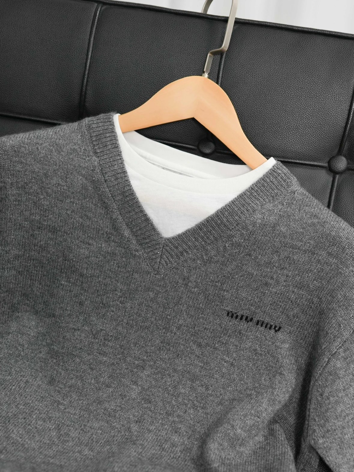 Item ID 8264 M1UM1U Miu Miu FW25 contrasting _cashmere mixed yarn_ V-neck knitted s