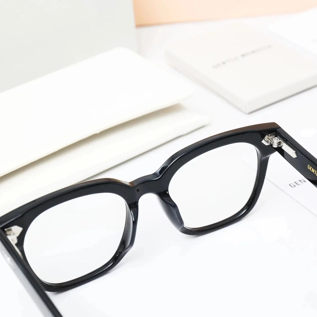 Item ID 8414 Two options - _Gentleman Monster_ - UNA.C-UNA.CN sheet Zeiss flat lens