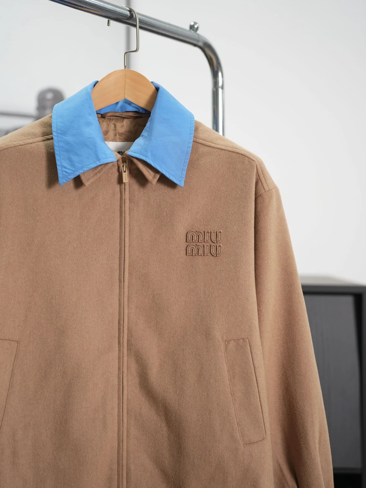 Item ID 8038 M1UM1U Miu Miu _silk lining_ _camel hair mixed yarn_ zipper opening an