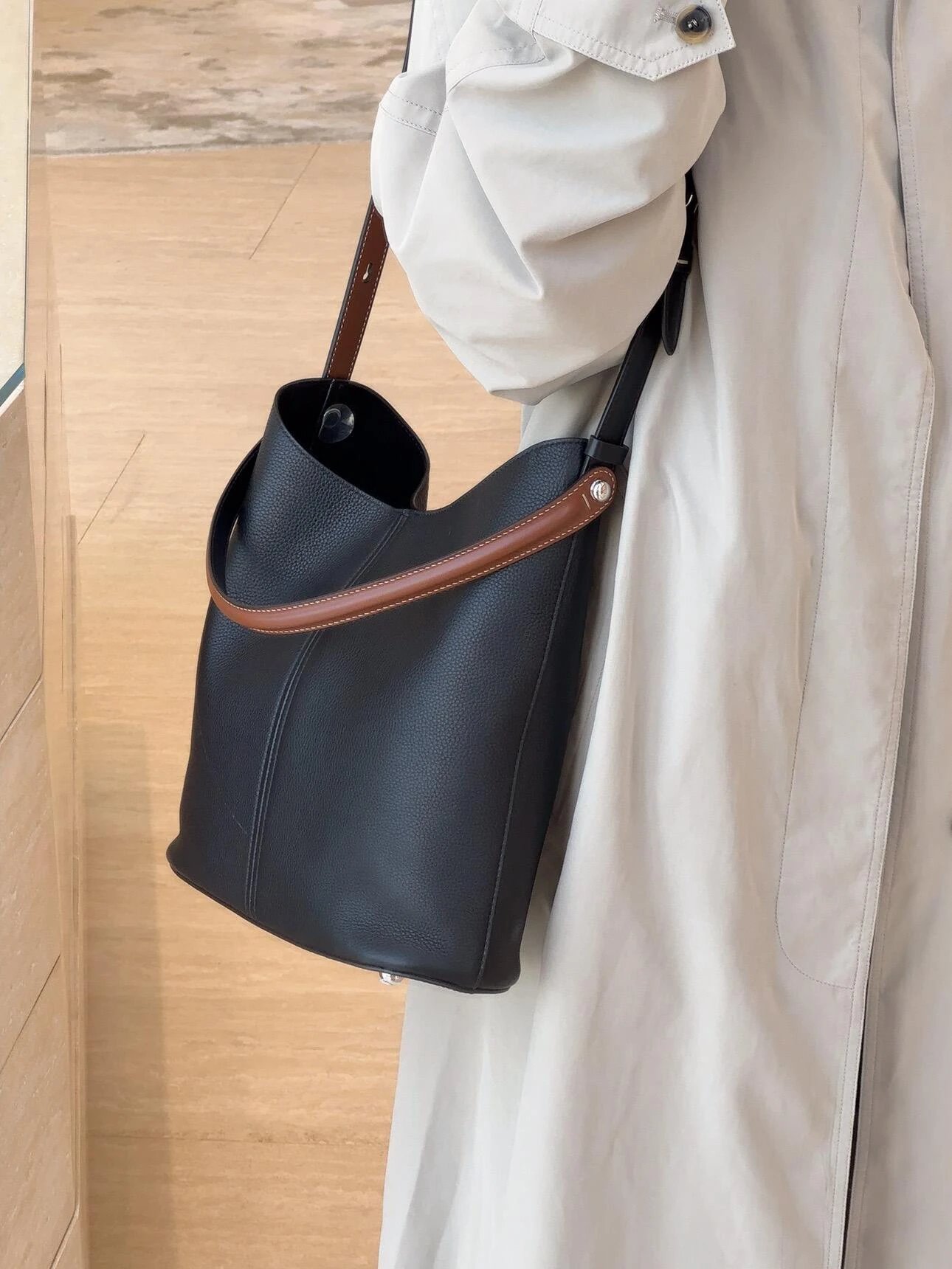 Item ID 8498 Maison-Mag1ela Magira Press age contrasting shoulder straps black brow