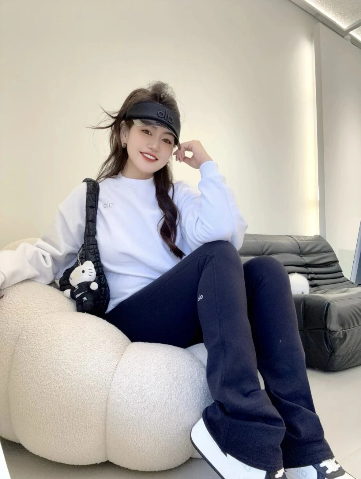 Item ID 8067 alo-logo Logo crew neck loose long sleeve sweatshirt - black - white -