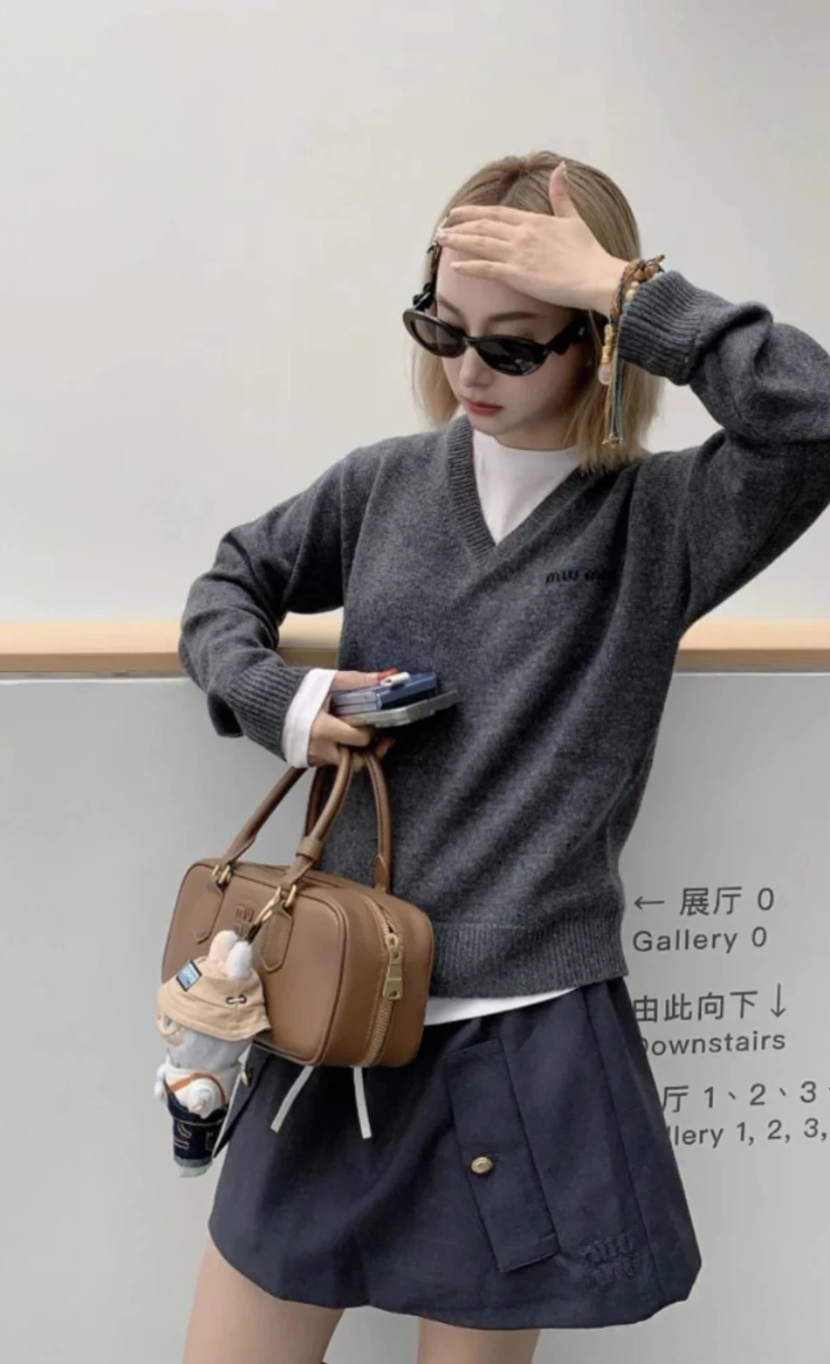Item ID 8264 M1UM1U Miu Miu FW25 contrasting _cashmere mixed yarn_ V-neck knitted s