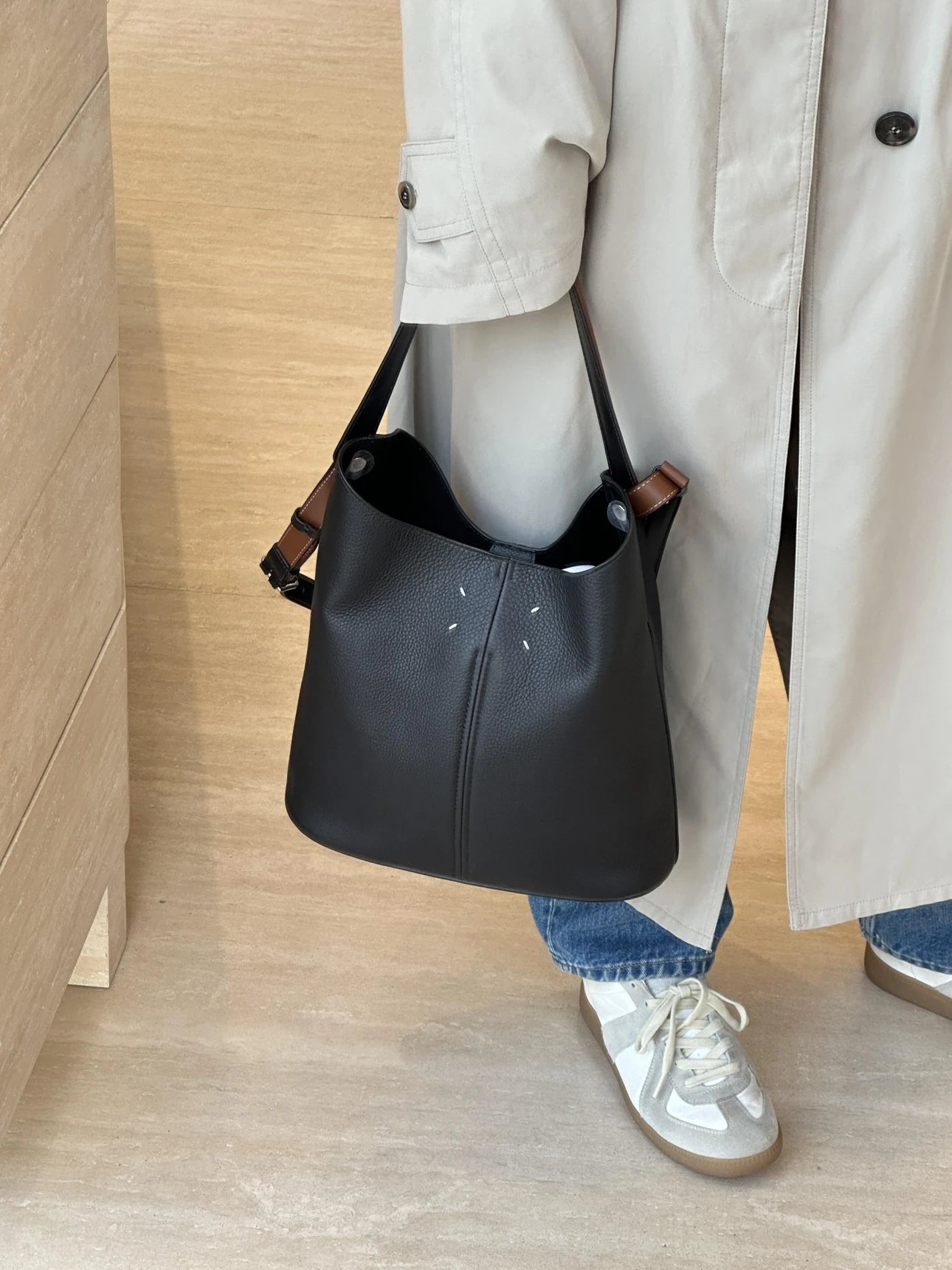 Item ID 8498 Maison-Mag1ela Magira Press age contrasting shoulder straps black brow