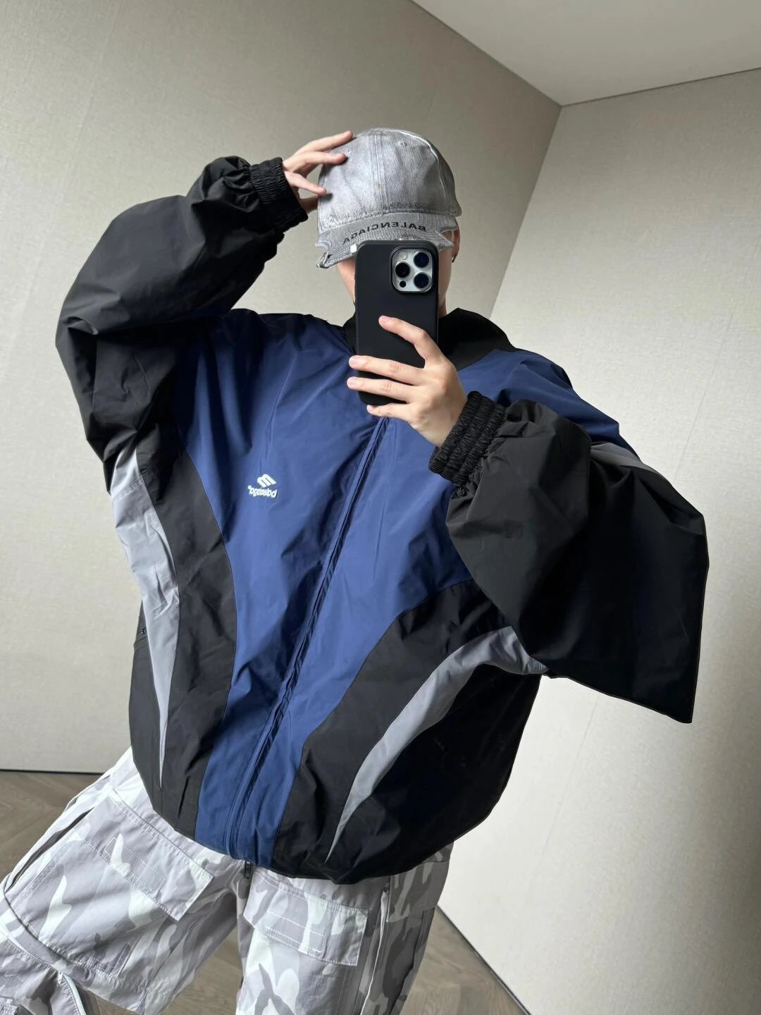 Item ID 8014 Balenc1@ga- Paris-2024SS - Tri color Spliced Windbreaker Coat - OVisiz