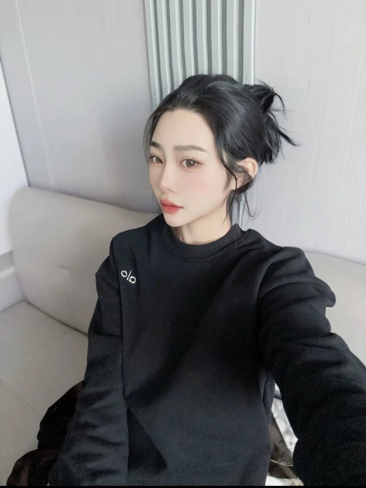 Item ID 8067 alo-logo Logo crew neck loose long sleeve sweatshirt - black - white -