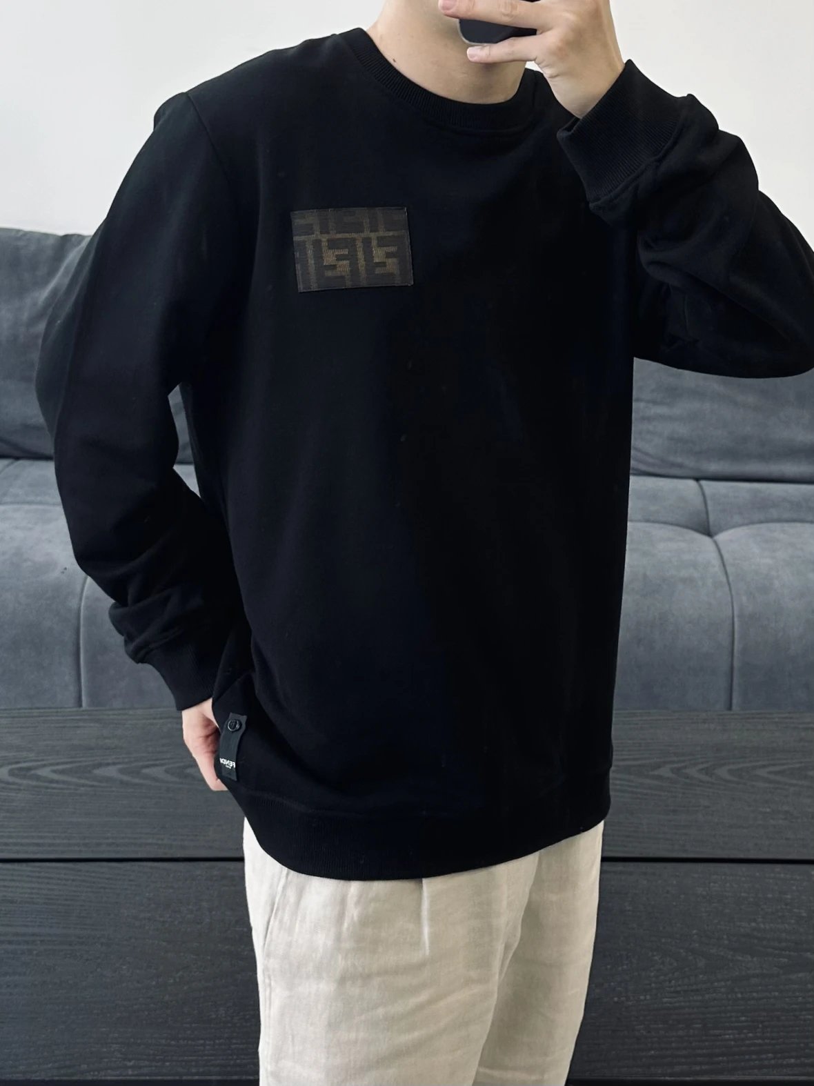 Item ID 8080 FEND1- Fendi -2024ss- Chest classic old-fashioned leather sweatshirt -