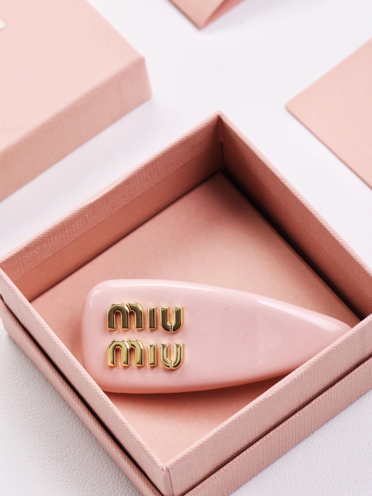 Item ID 8381 M1u-M1u- Miu Miu -2023FW- Pink patent leather hairpin - gold hardware