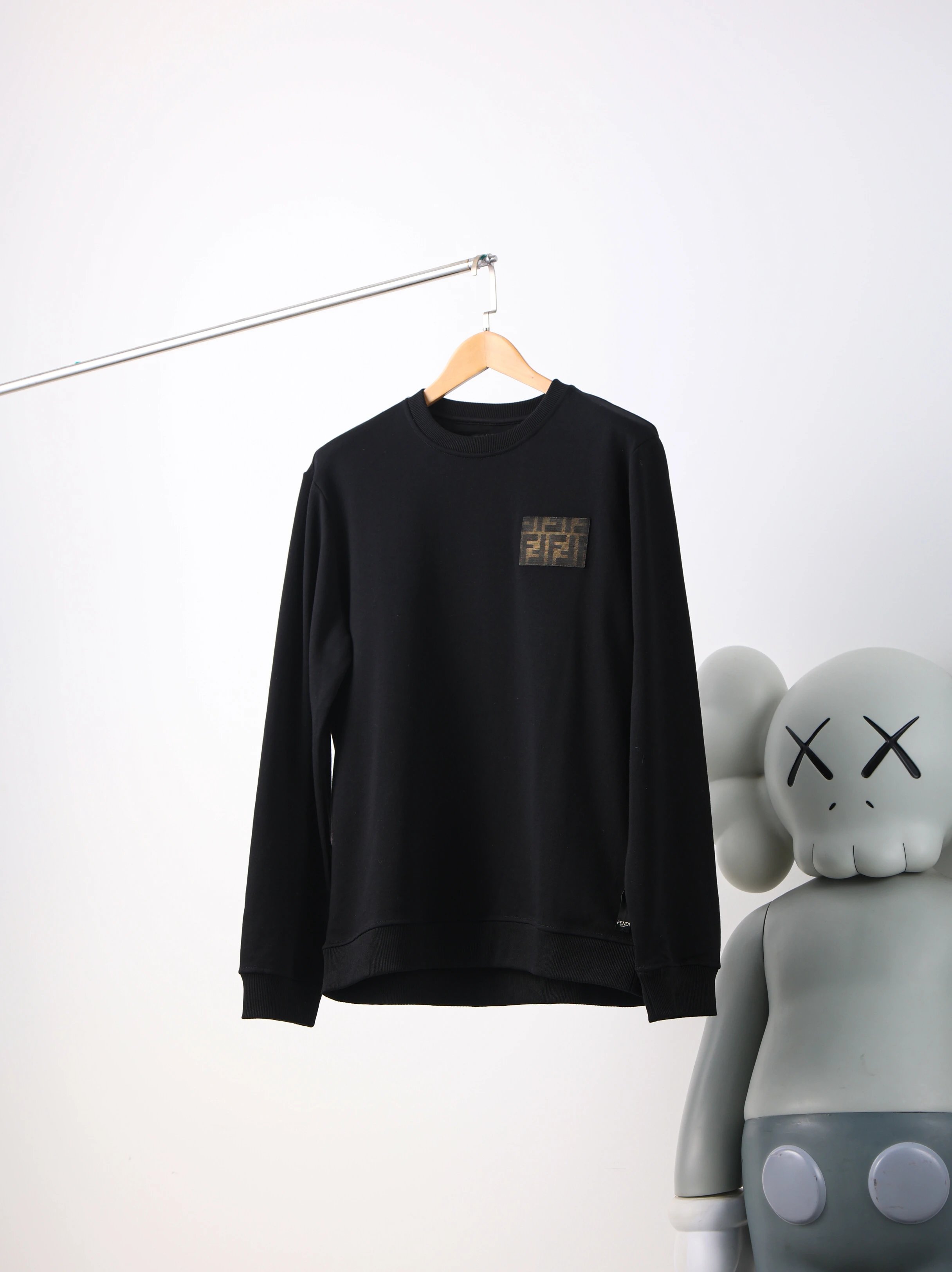 Item ID 8080 FEND1- Fendi -2024ss- Chest classic old-fashioned leather sweatshirt -