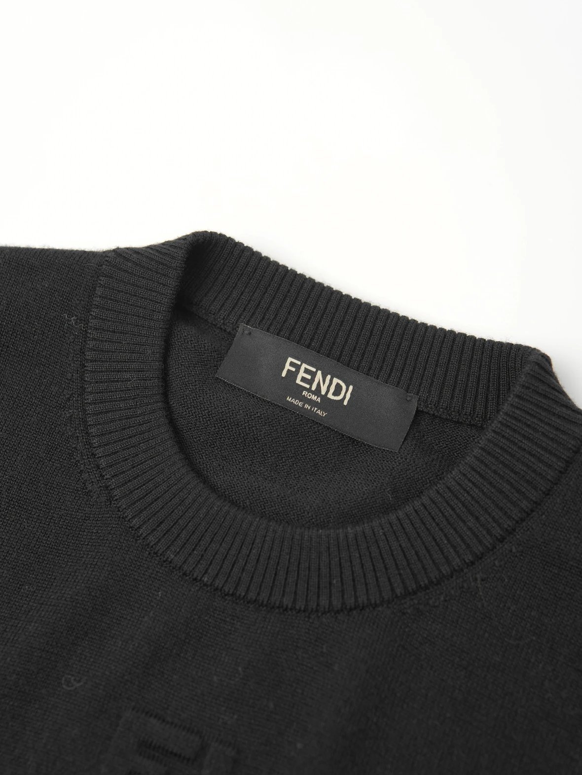 Item ID 8181 FEND1 Fendi FW24“100% Sheep wool ” relief logo solid logo detail long