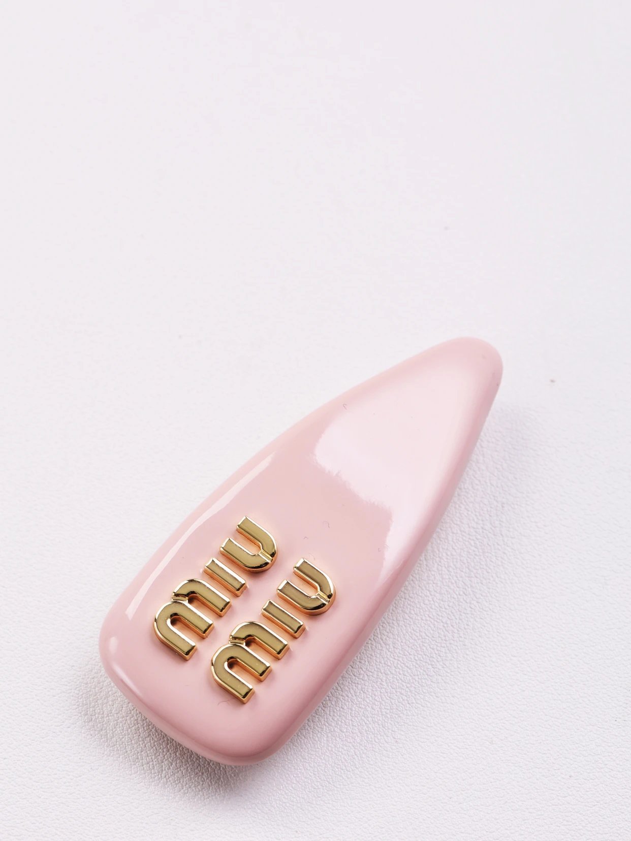 Item ID 8381 M1u-M1u- Miu Miu -2023FW- Pink patent leather hairpin - gold hardware
