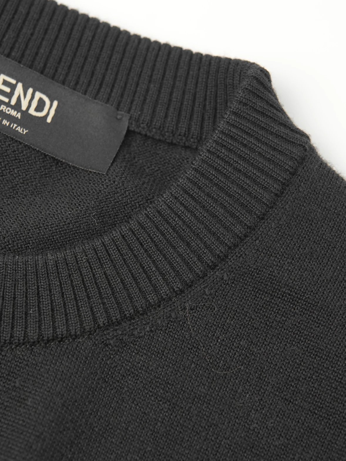 Item ID 8181 FEND1 Fendi FW24“100% Sheep wool ” relief logo solid logo detail long