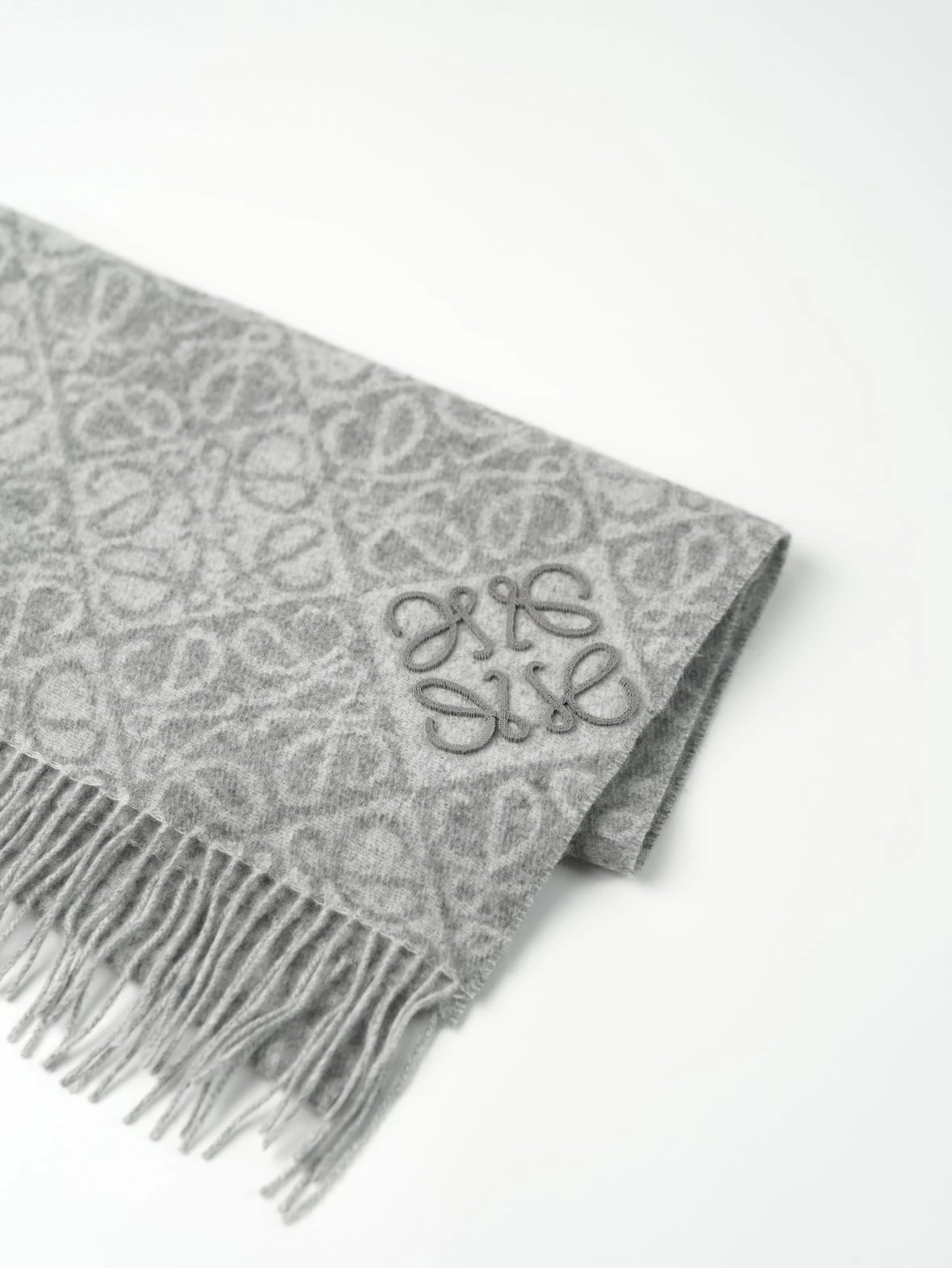 Item ID 8528 L0EWE- corner Anagram Tufted embroidered relief “90% wool blend ” men'