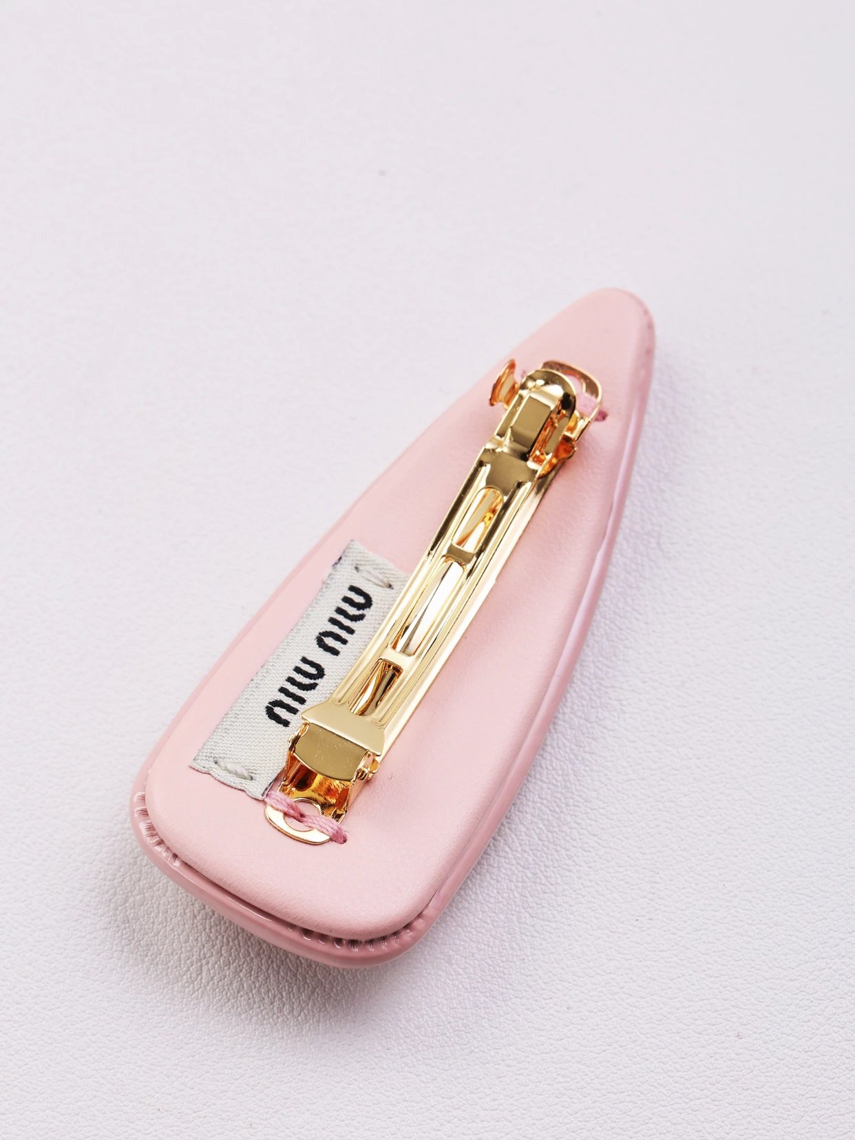 Item ID 8381 M1u-M1u- Miu Miu -2023FW- Pink patent leather hairpin - gold hardware