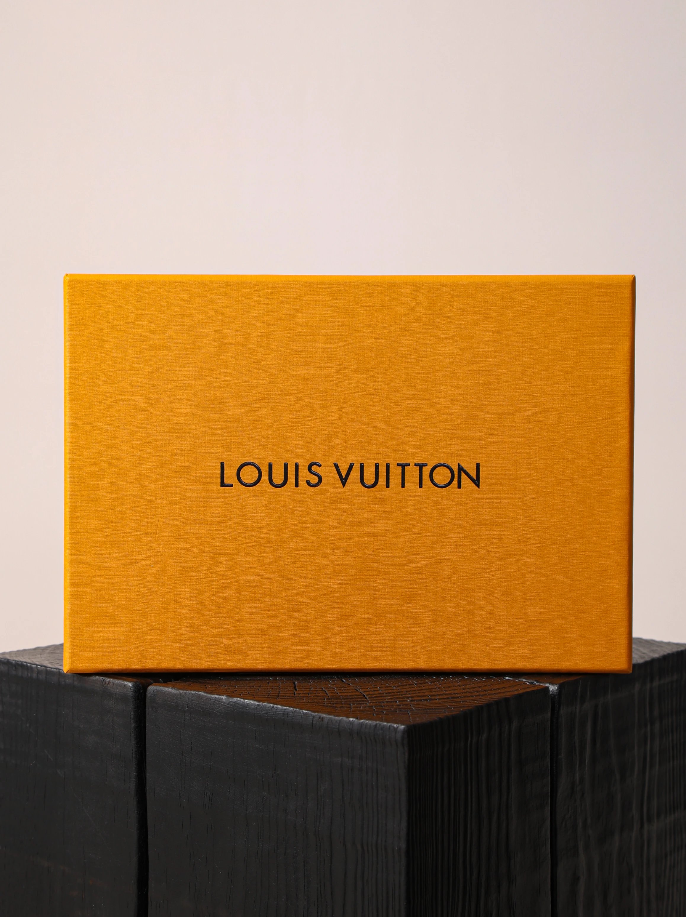 Item ID 8483 Haute Couture - Steeler-15- Metal Pearl Pendant - Flip Bag - Show Lock