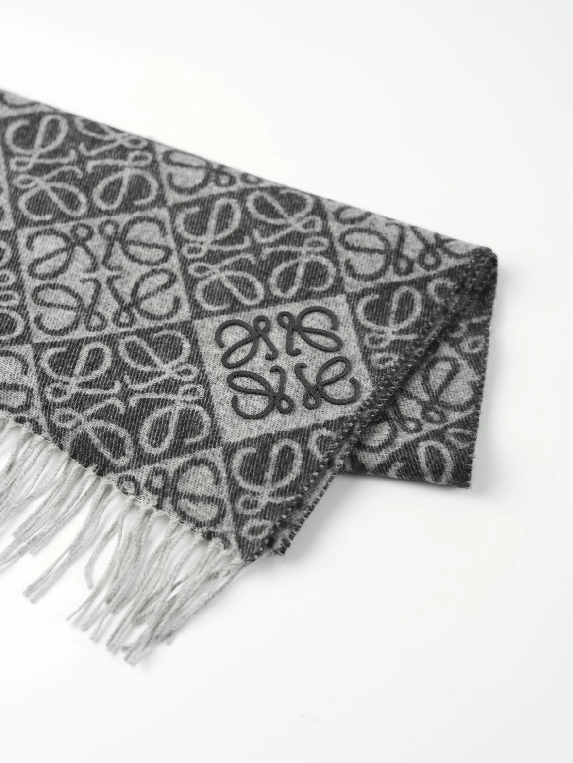 Item ID 8528 L0EWE- corner Anagram Tufted embroidered relief “90% wool blend ” men'