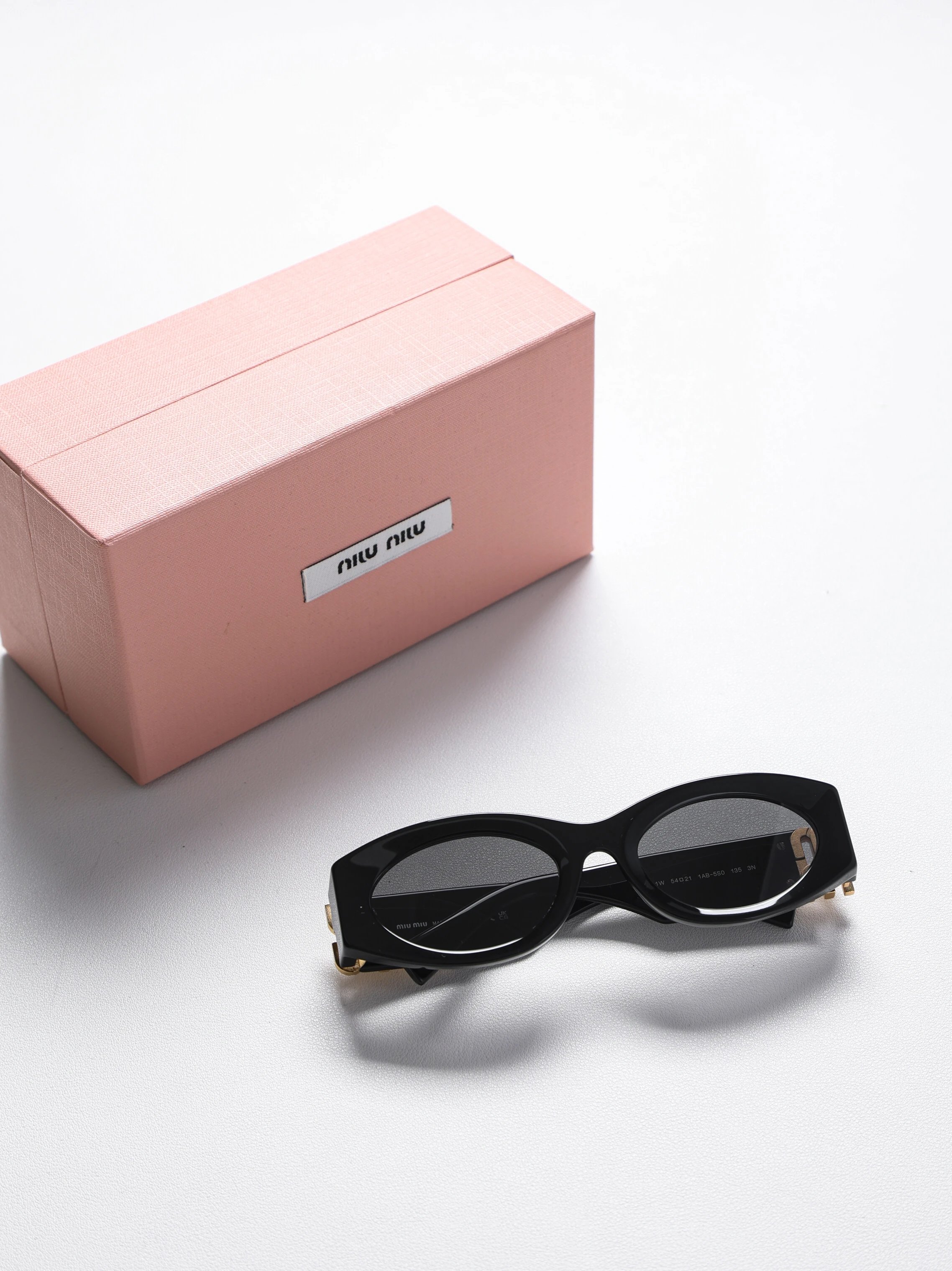 Item ID 8412 M1u-Miu- Miu Miu -2022ss- Classic - cat eye sunglasses - flat frame su