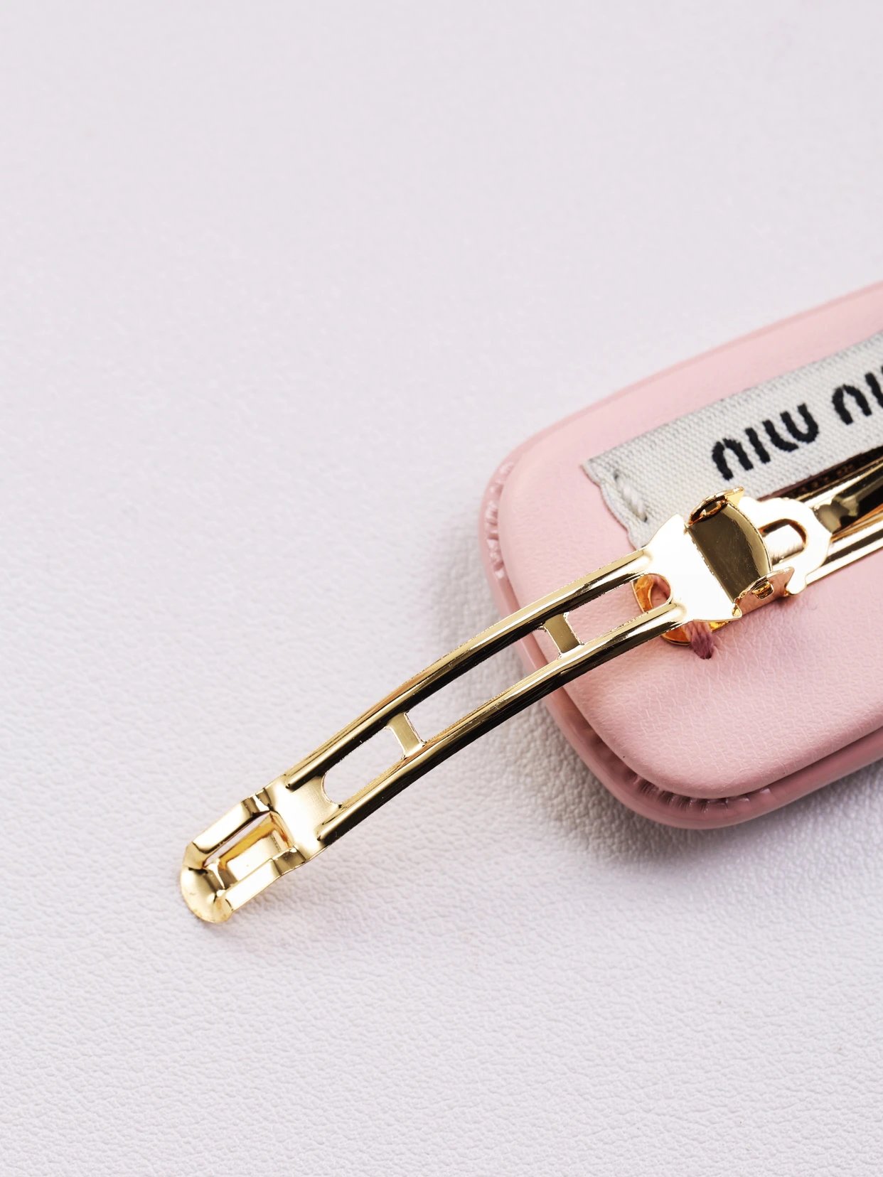 Item ID 8381 M1u-M1u- Miu Miu -2023FW- Pink patent leather hairpin - gold hardware