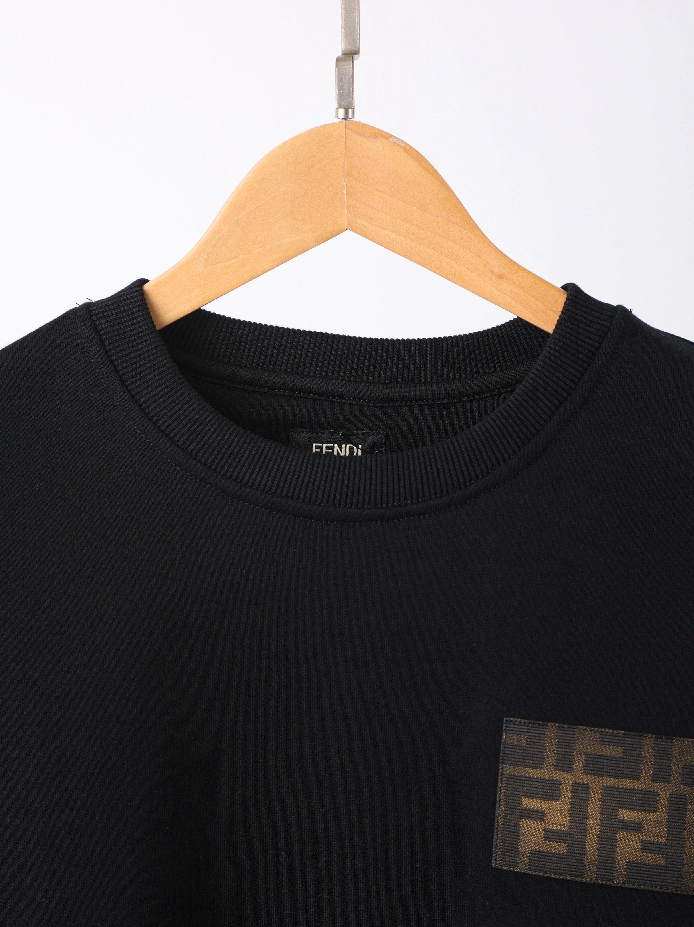 Item ID 8080 FEND1- Fendi -2024ss- Chest classic old-fashioned leather sweatshirt -