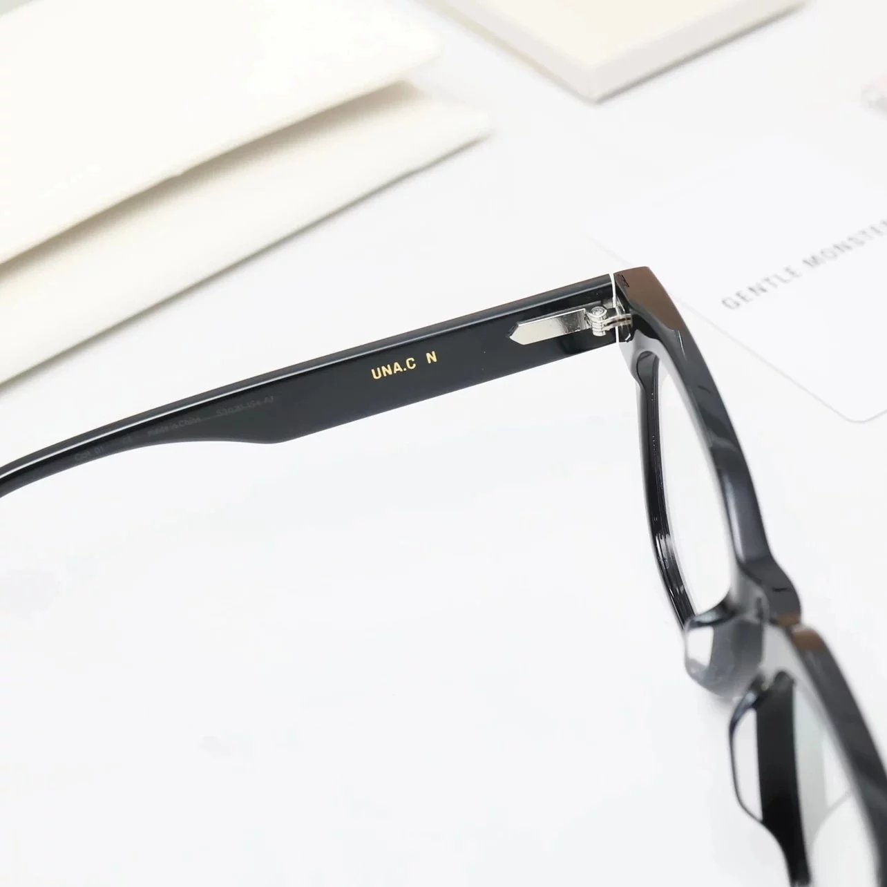 Item ID 8414 Two options - _Gentleman Monster_ - UNA.C-UNA.CN sheet Zeiss flat lens