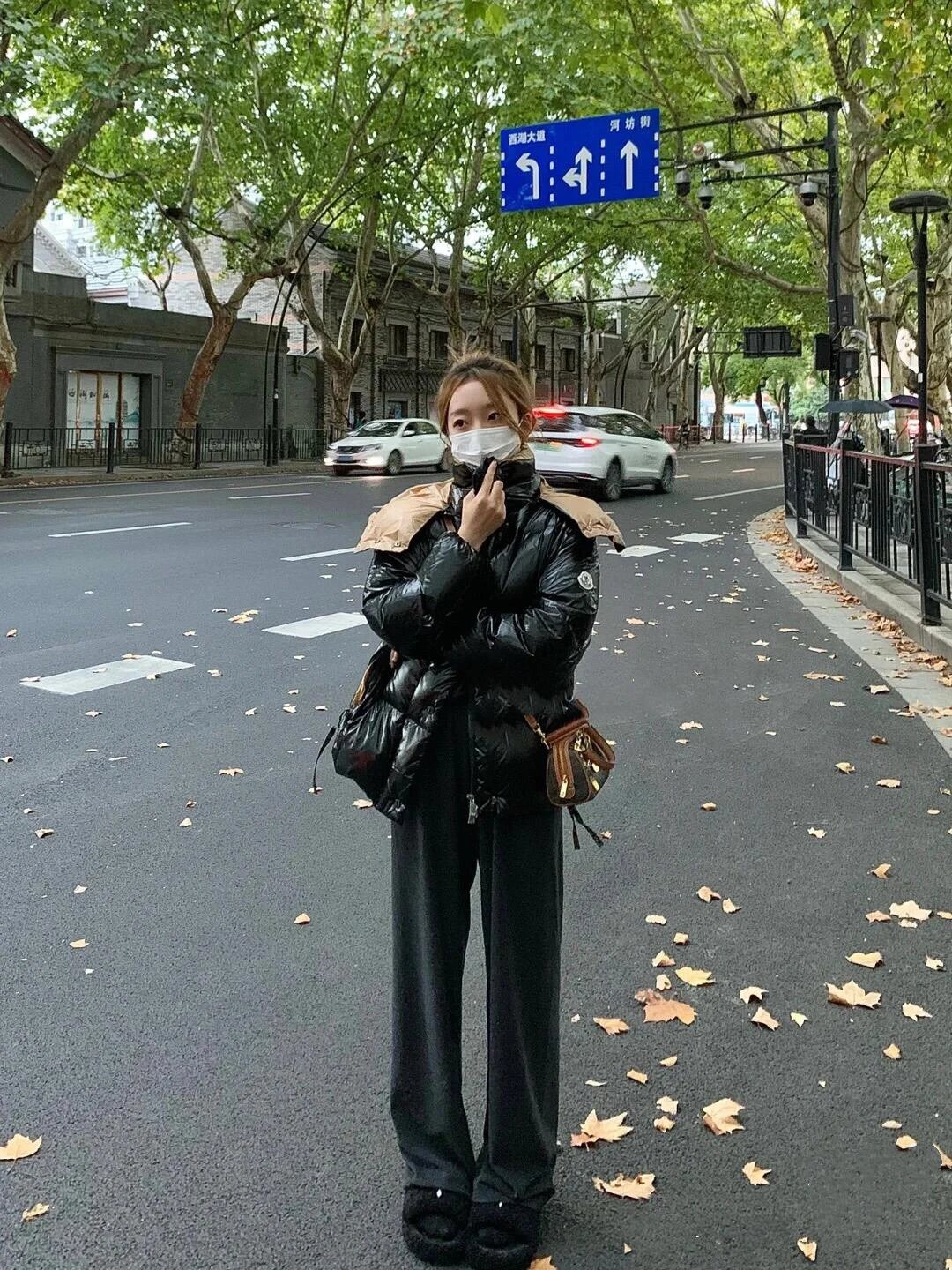 Item ID 8125 M0ncler- Mouth covering - Classic -Parana- black gold - powdered gold