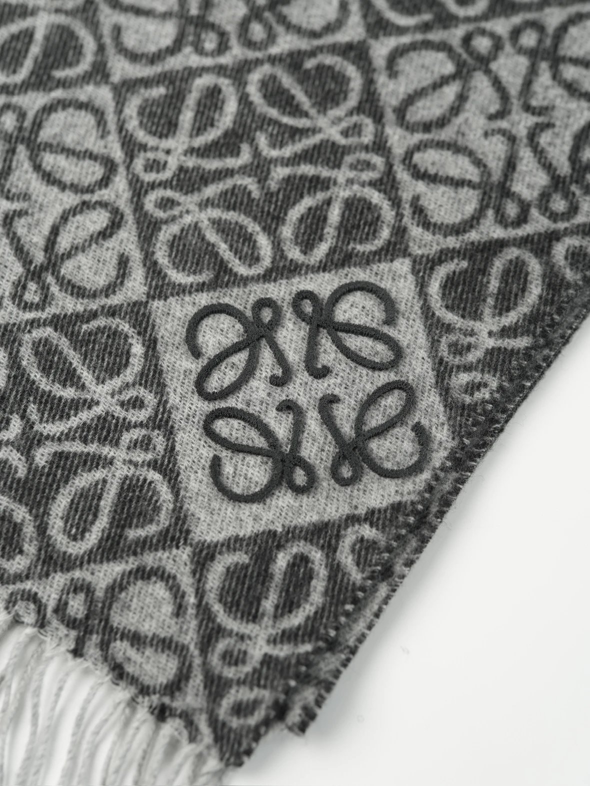 Item ID 8528 L0EWE- corner Anagram Tufted embroidered relief “90% wool blend ” men'