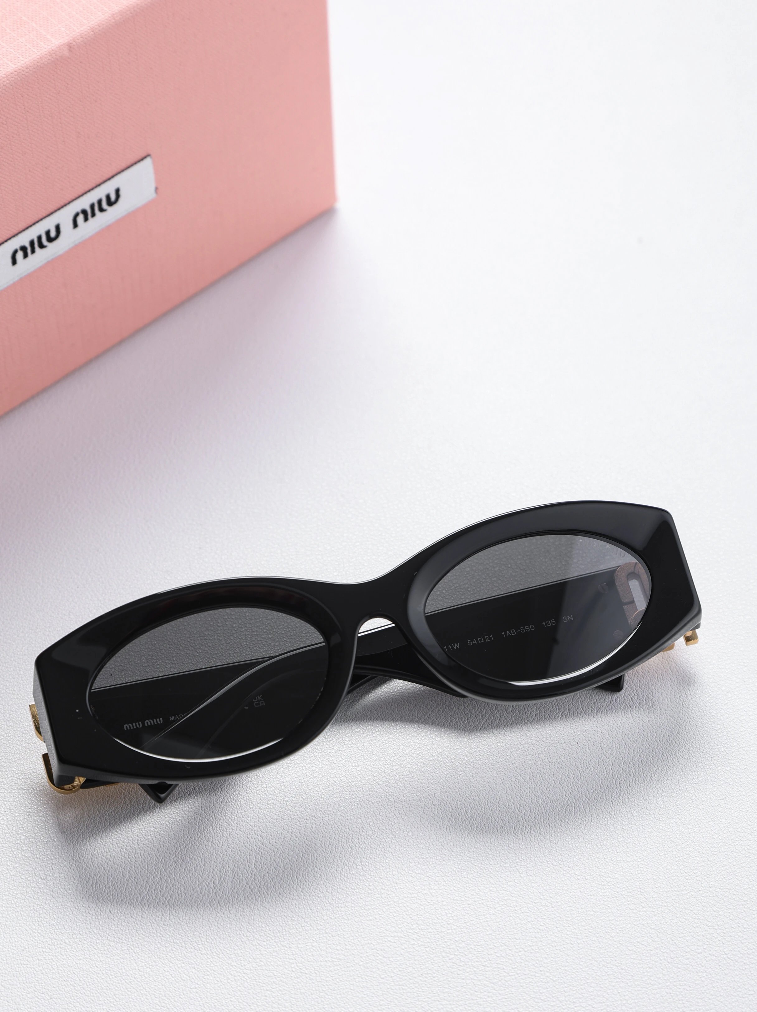 Item ID 8412 M1u-Miu- Miu Miu -2022ss- Classic - cat eye sunglasses - flat frame su