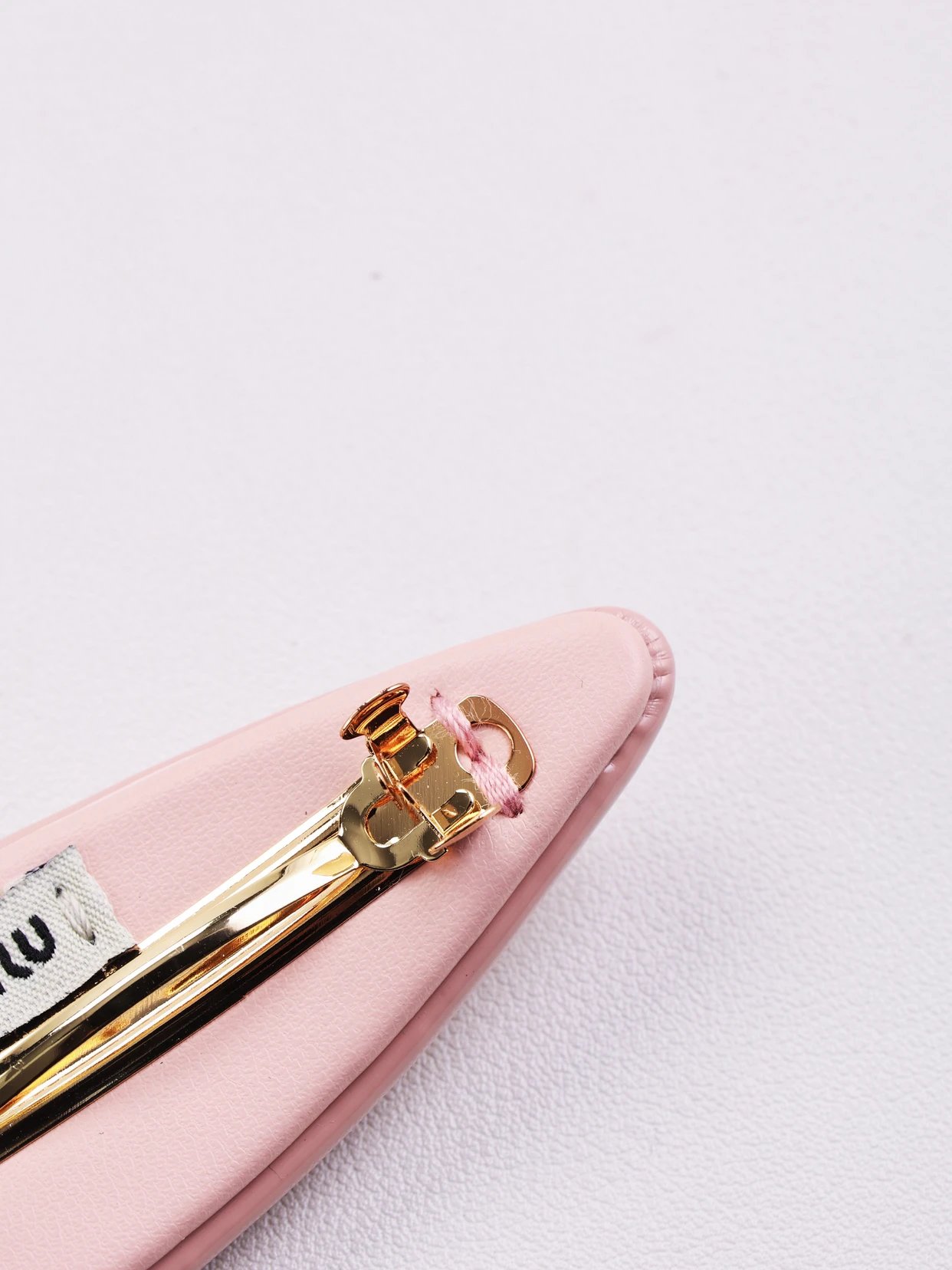Item ID 8381 M1u-M1u- Miu Miu -2023FW- Pink patent leather hairpin - gold hardware