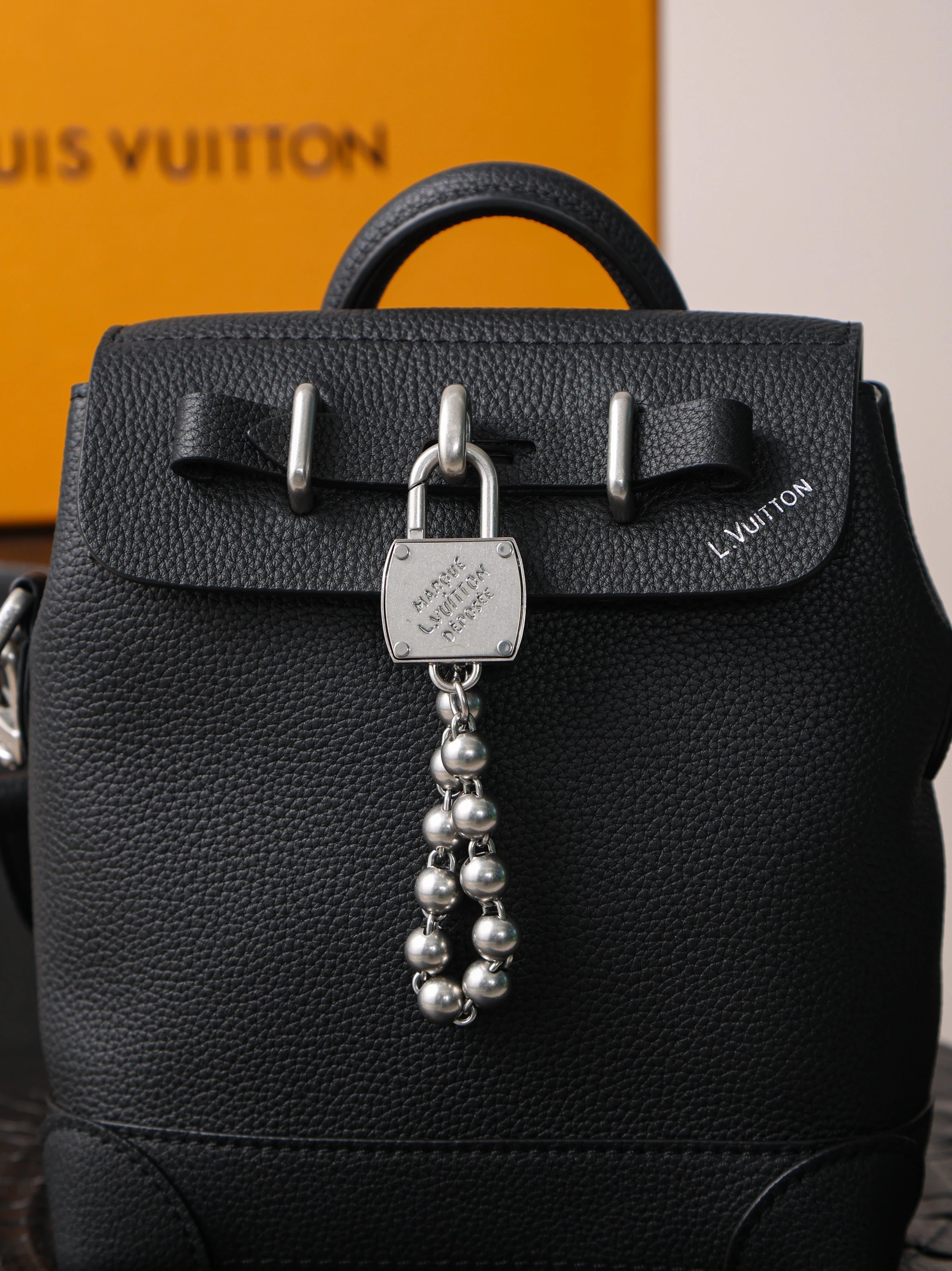 Item ID 8483 Haute Couture - Steeler-15- Metal Pearl Pendant - Flip Bag - Show Lock