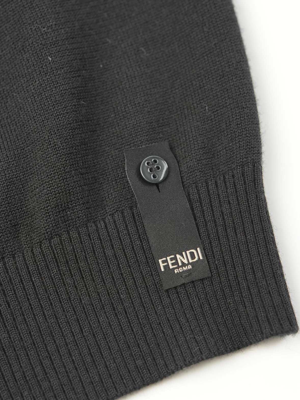 Item ID 8181 FEND1 Fendi FW24“100% Sheep wool ” relief logo solid logo detail long