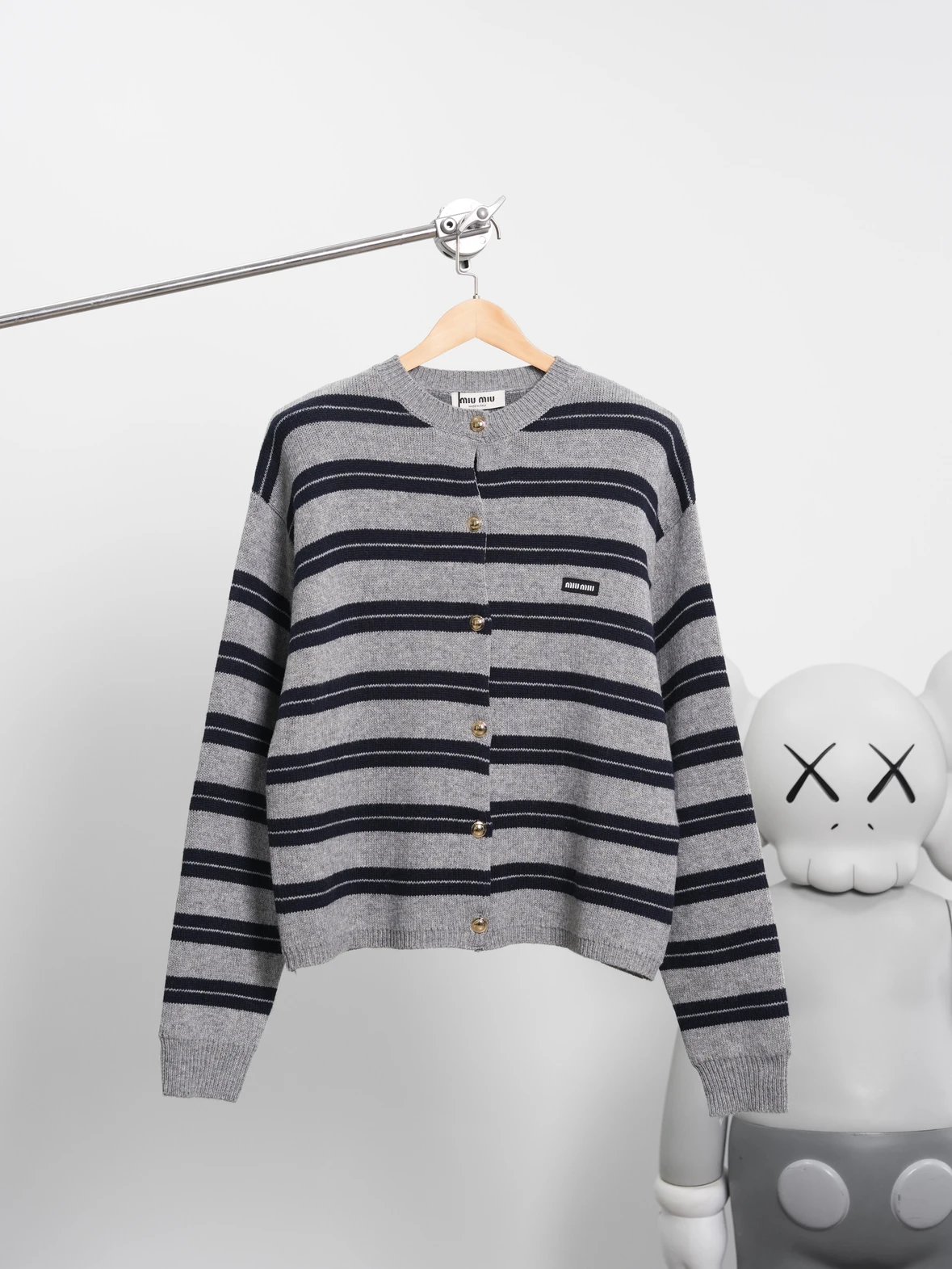 Item ID 8004 M1UM1U Miu Miu double-layer knitted logo patch cardigan with _precise