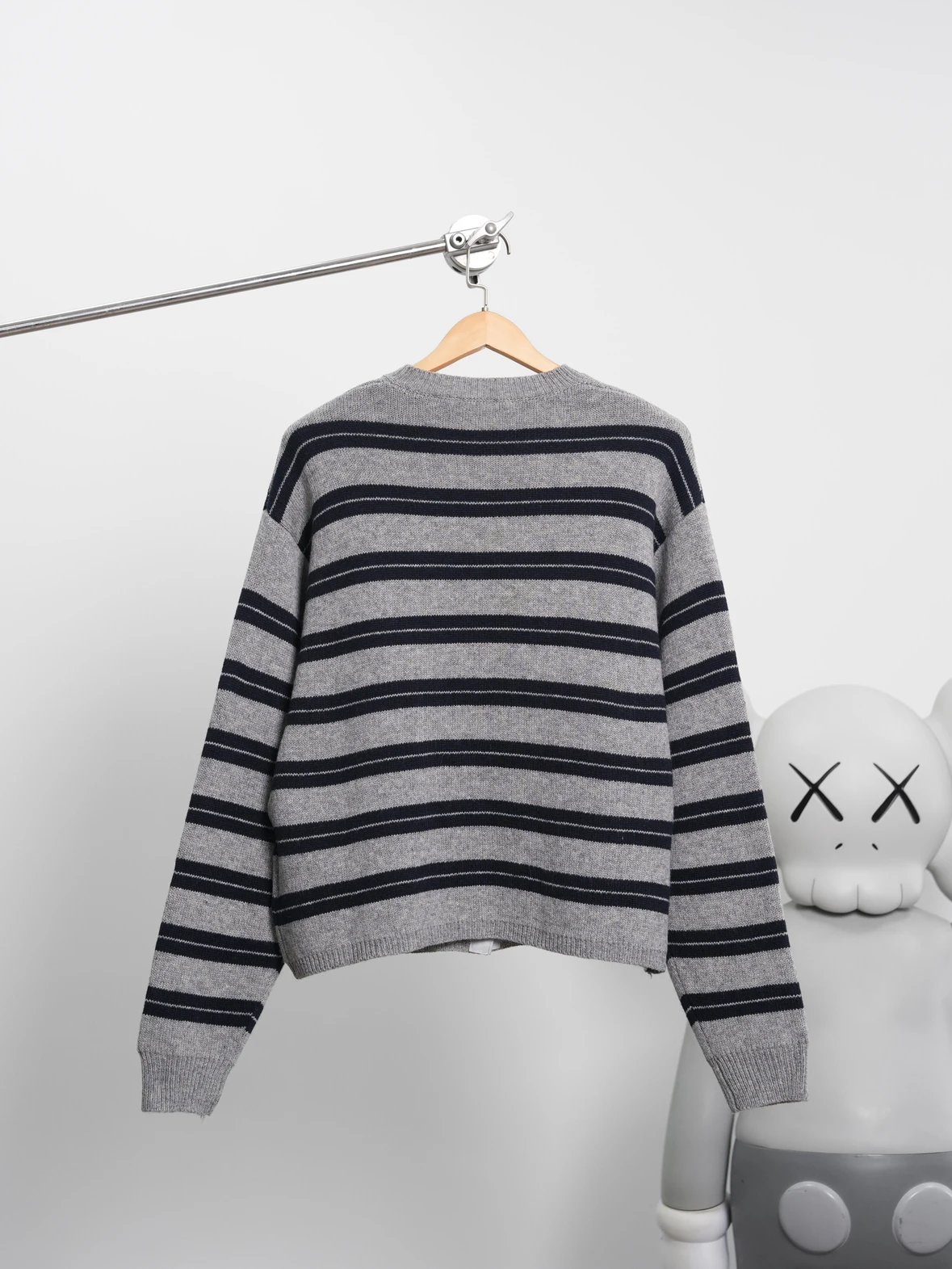 Item ID 8004 M1UM1U Miu Miu double-layer knitted logo patch cardigan with _precise