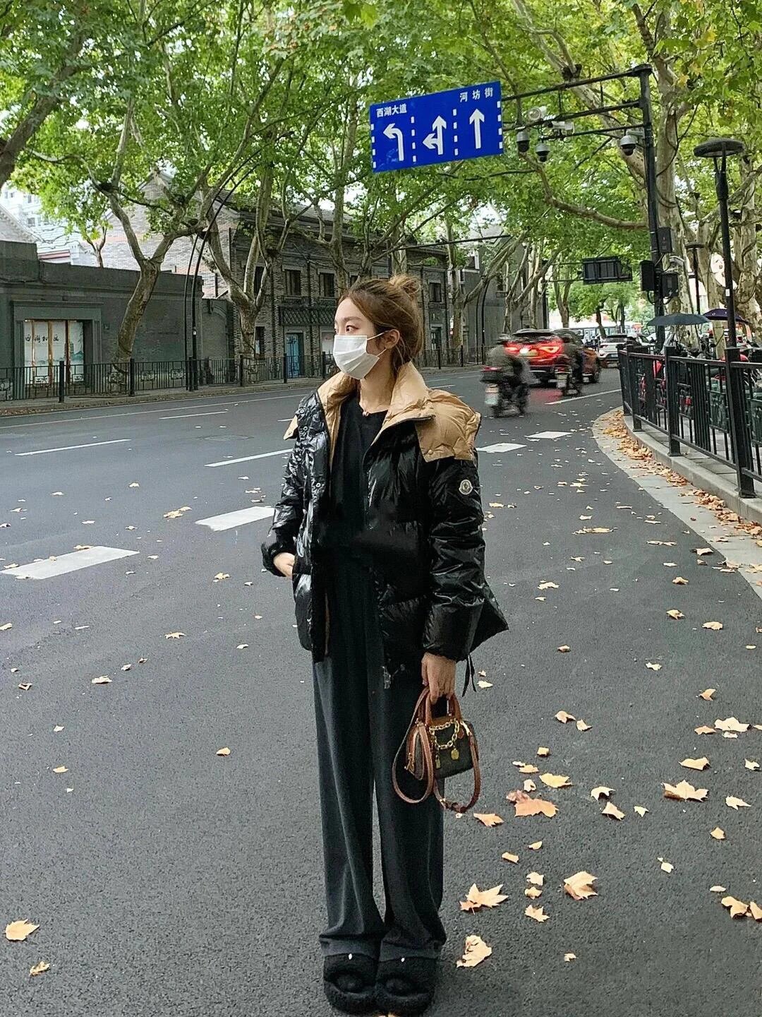 Item ID 8125 M0ncler- Mouth covering - Classic -Parana- black gold - powdered gold