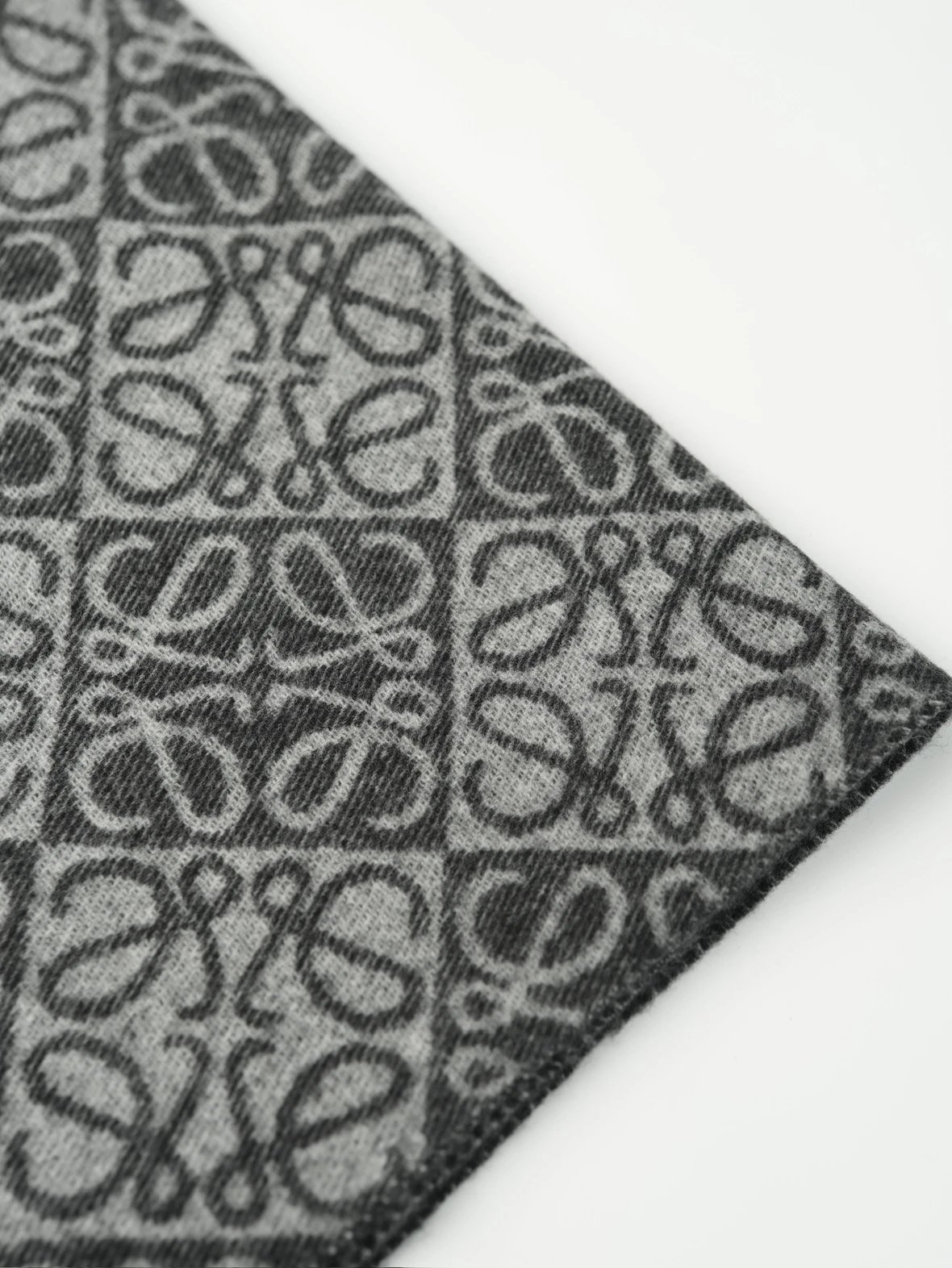 Item ID 8528 L0EWE- corner Anagram Tufted embroidered relief “90% wool blend ” men'