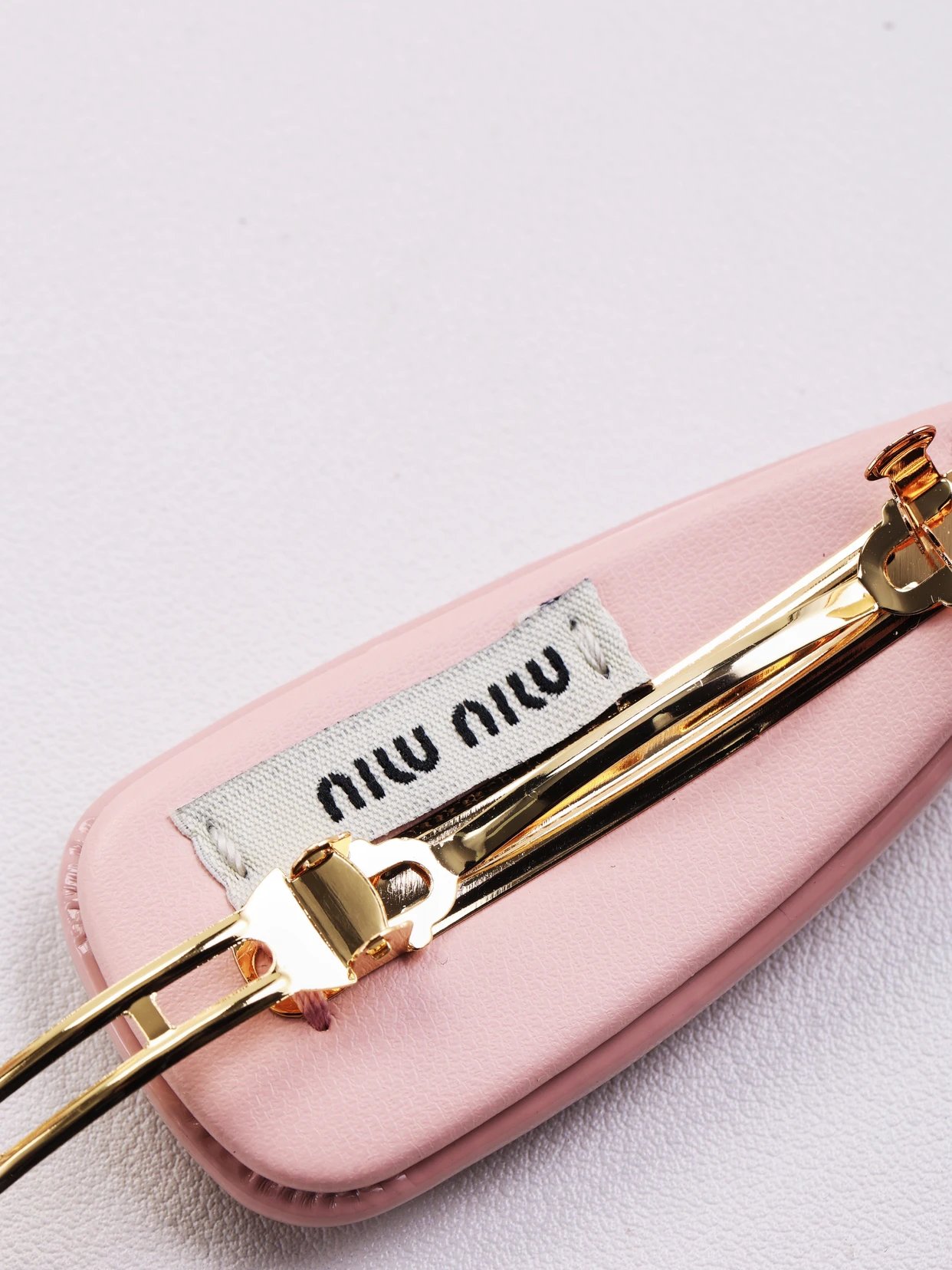 Item ID 8381 M1u-M1u- Miu Miu -2023FW- Pink patent leather hairpin - gold hardware