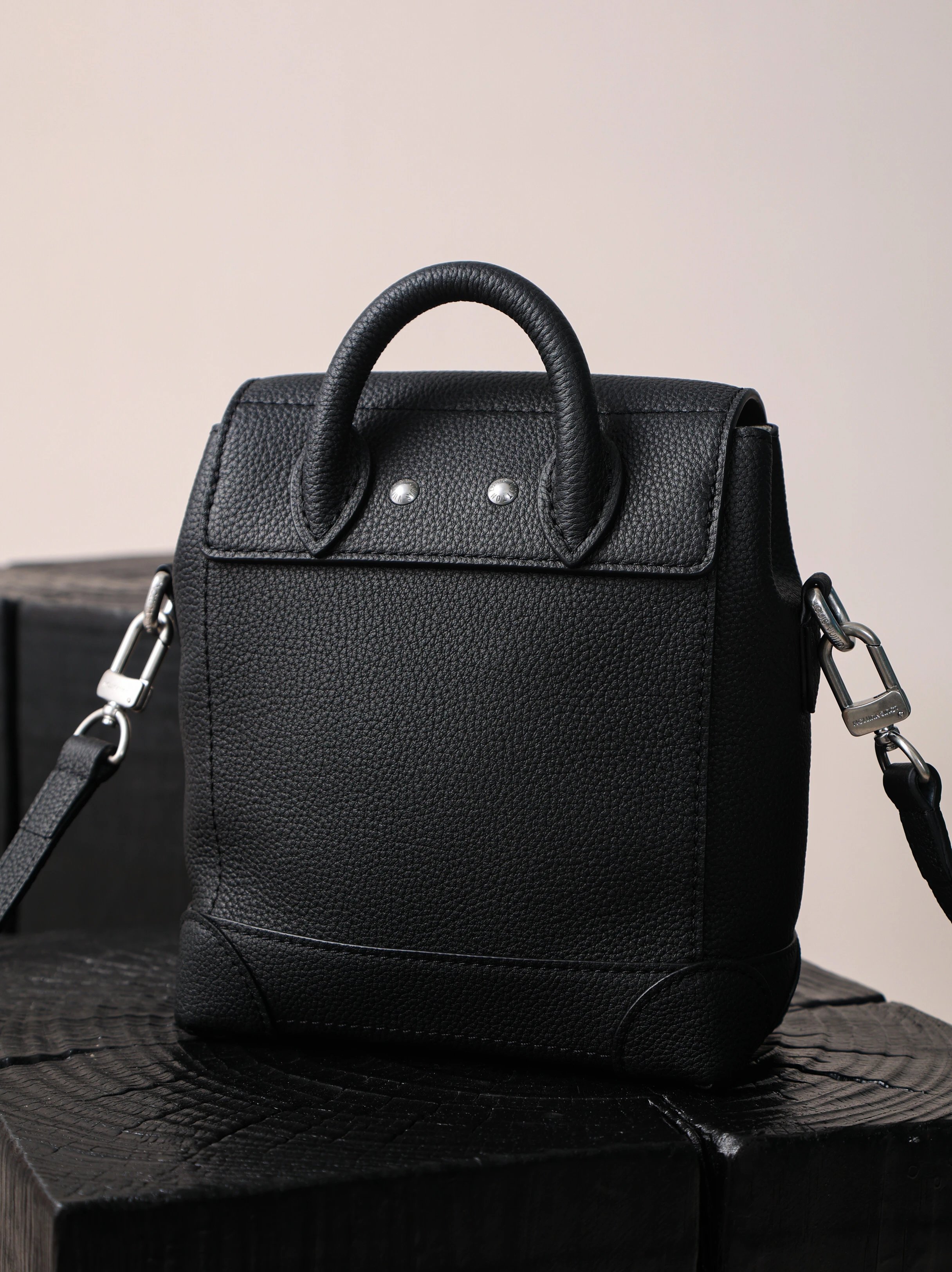 Item ID 8483 Haute Couture - Steeler-15- Metal Pearl Pendant - Flip Bag - Show Lock