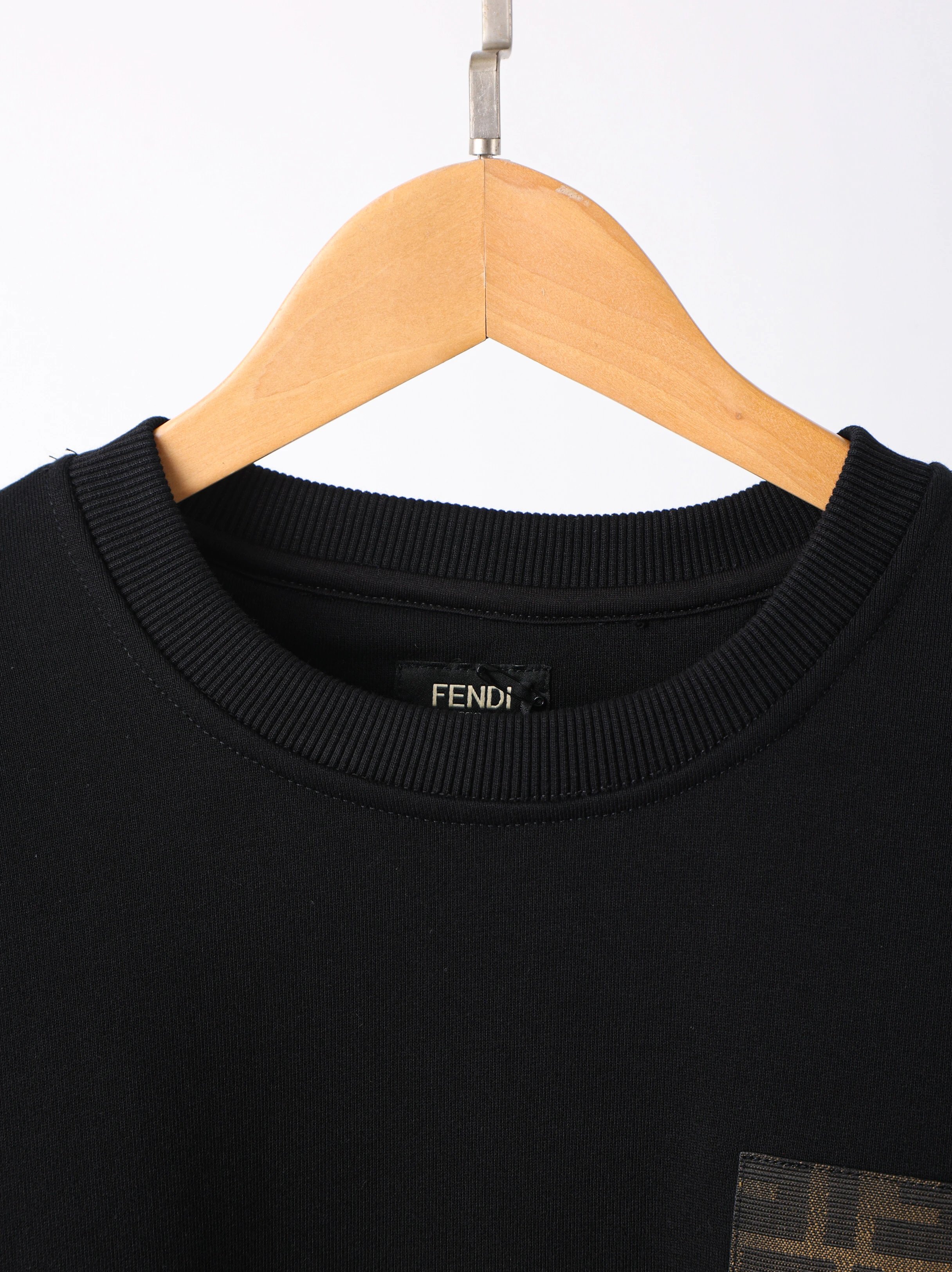 Item ID 8080 FEND1- Fendi -2024ss- Chest classic old-fashioned leather sweatshirt -