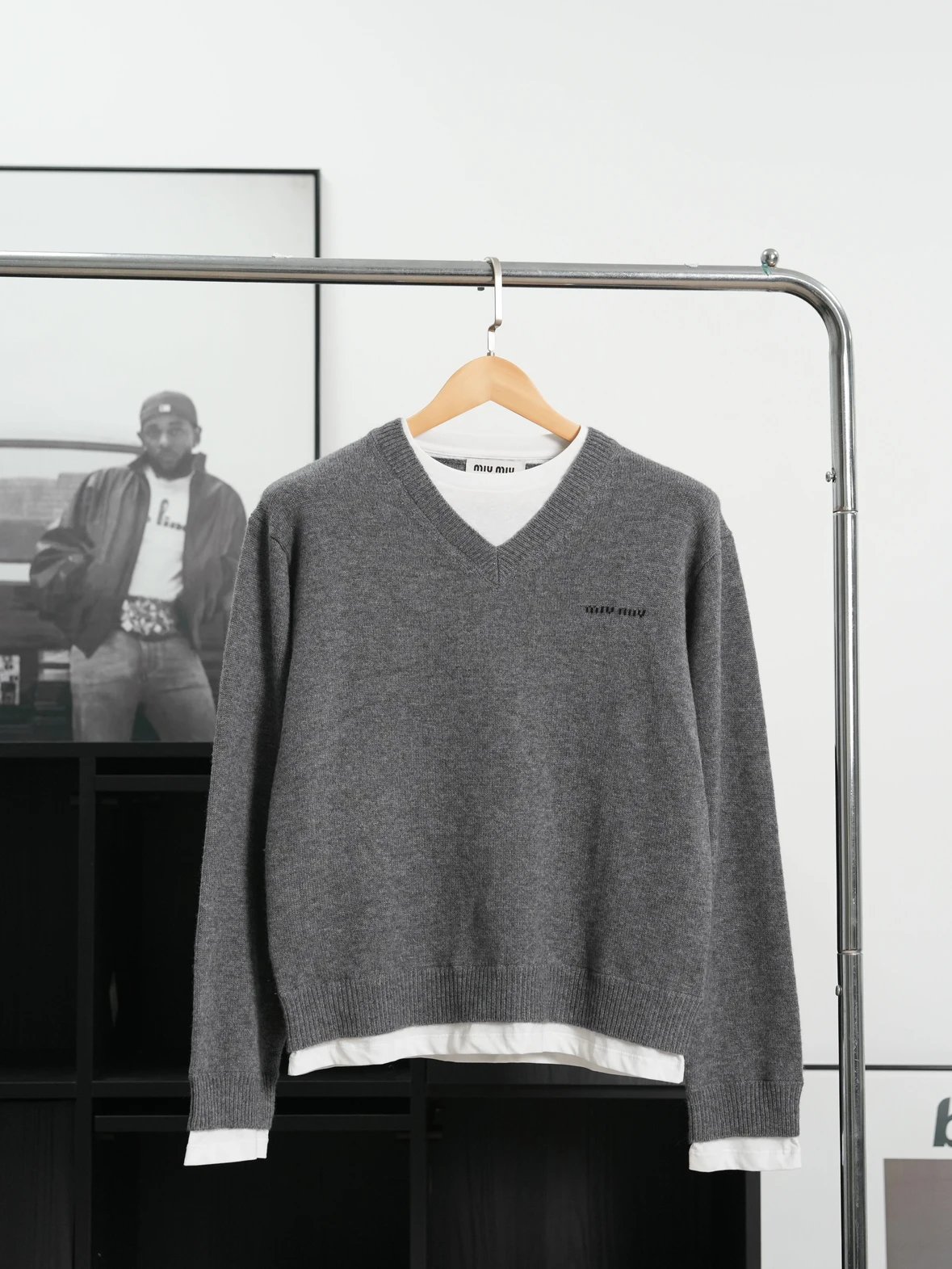 Item ID 8264 M1UM1U Miu Miu FW25 contrasting _cashmere mixed yarn_ V-neck knitted s