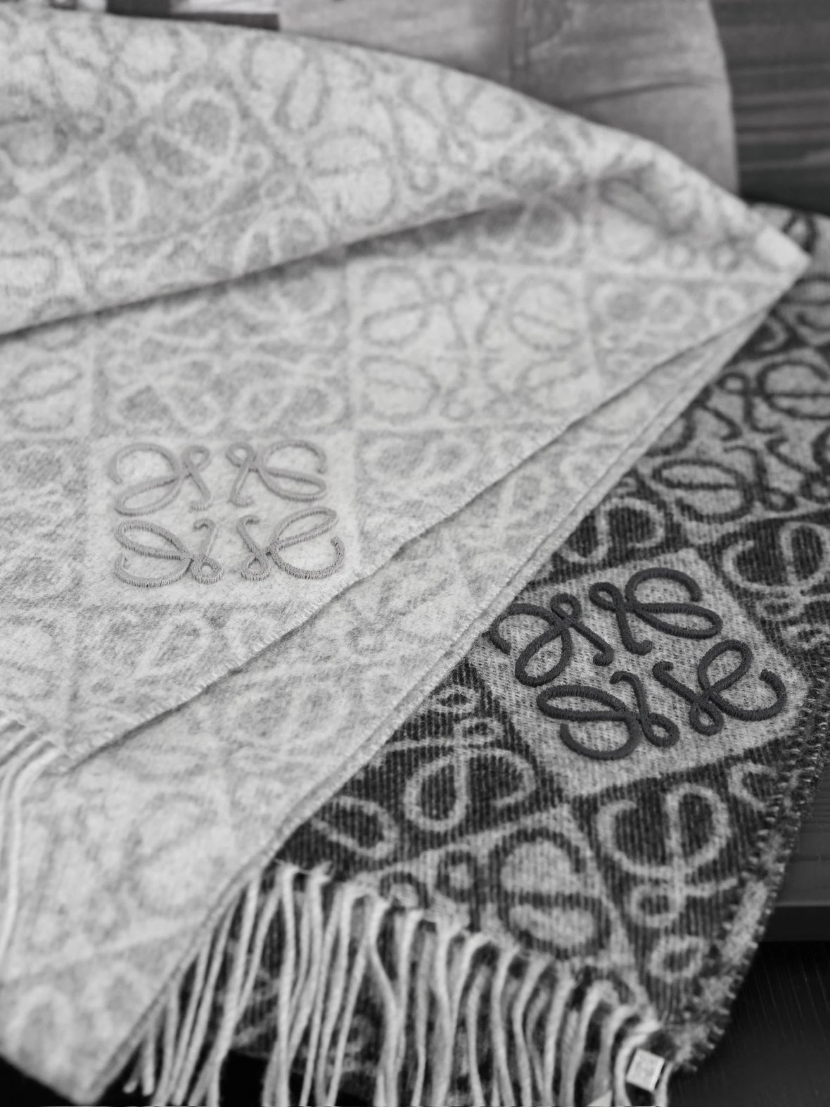 Item ID 8528 L0EWE- corner Anagram Tufted embroidered relief “90% wool blend ” men'