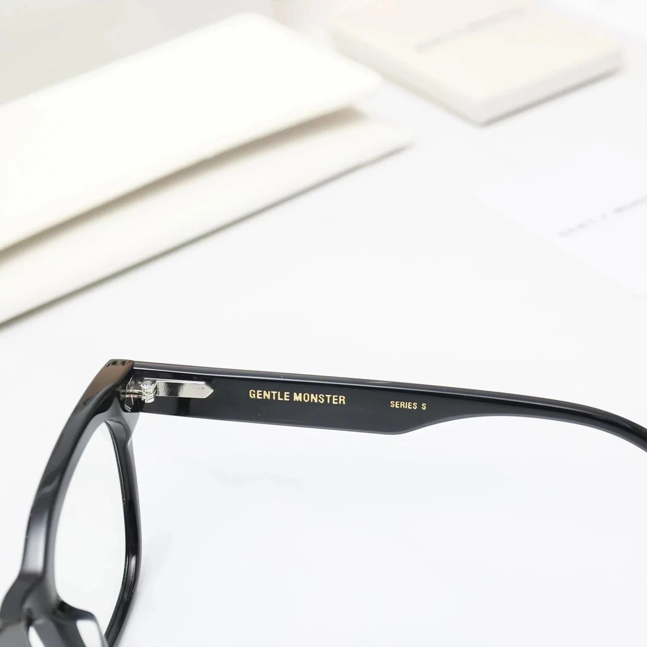 Item ID 8414 Two options - _Gentleman Monster_ - UNA.C-UNA.CN sheet Zeiss flat lens