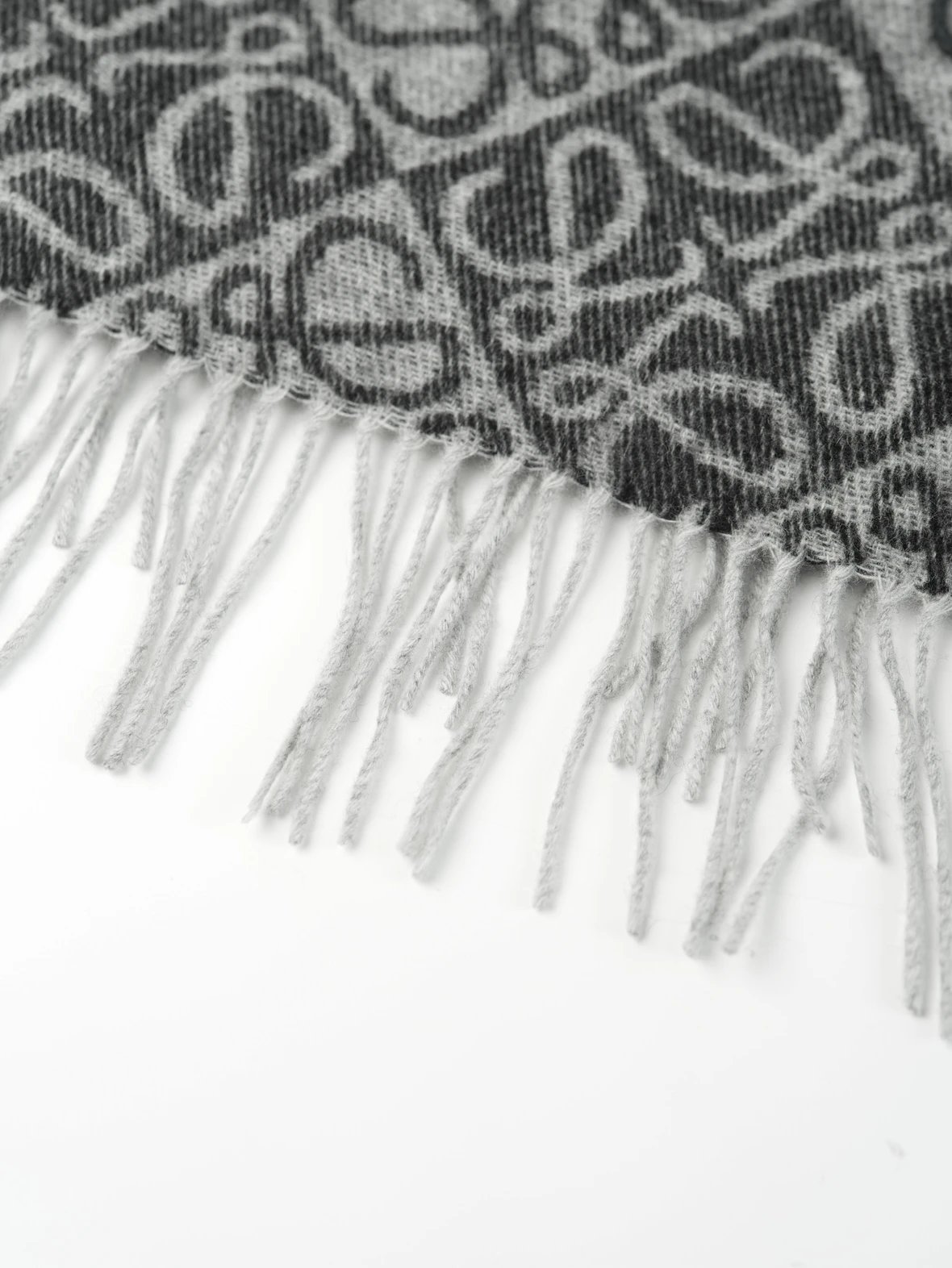 Item ID 8528 L0EWE- corner Anagram Tufted embroidered relief “90% wool blend ” men'