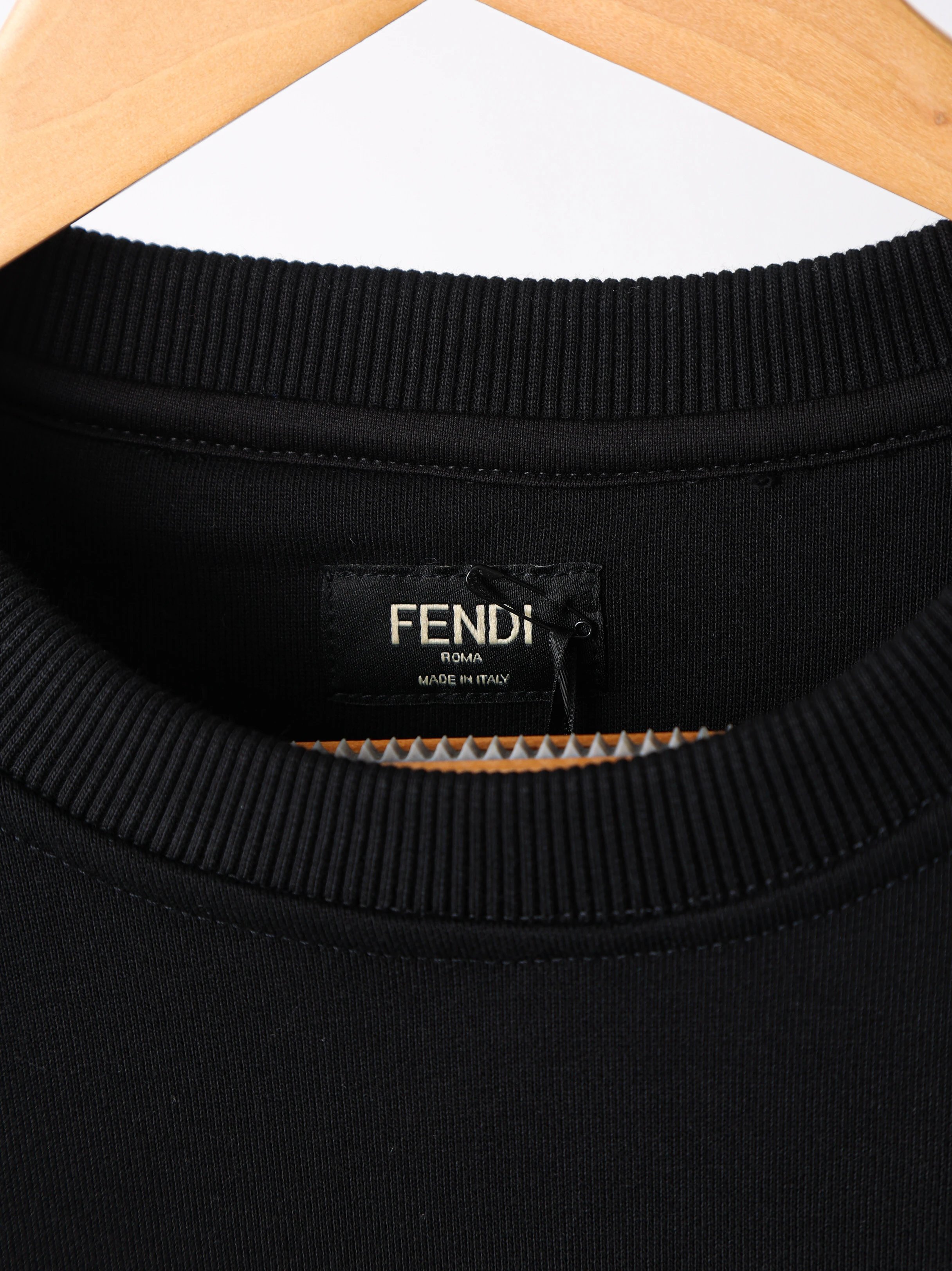Item ID 8080 FEND1- Fendi -2024ss- Chest classic old-fashioned leather sweatshirt -