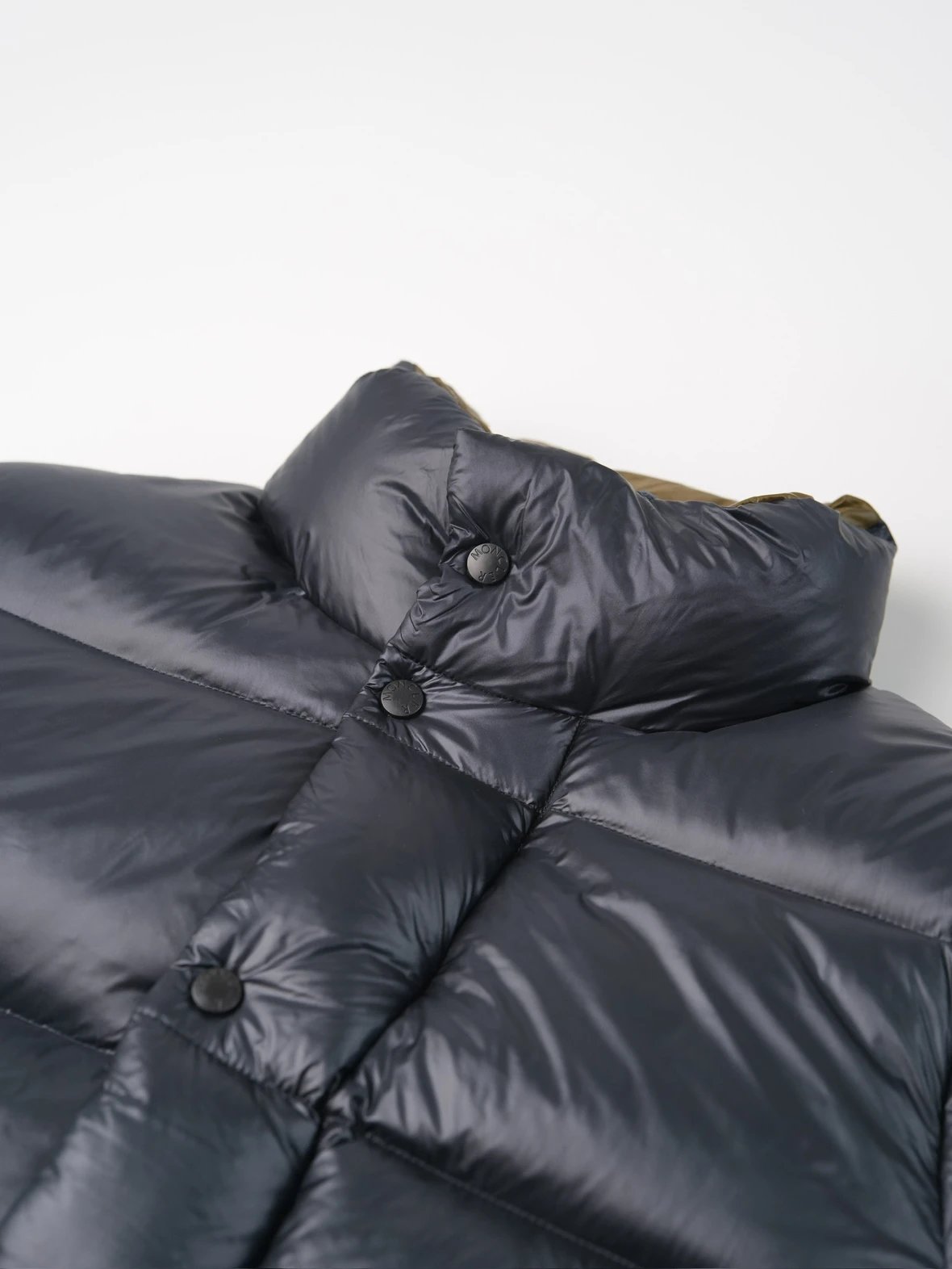 Item ID 8121 M0 include Tripiti - _Double layer high-density nylon fabric_ _Nationa